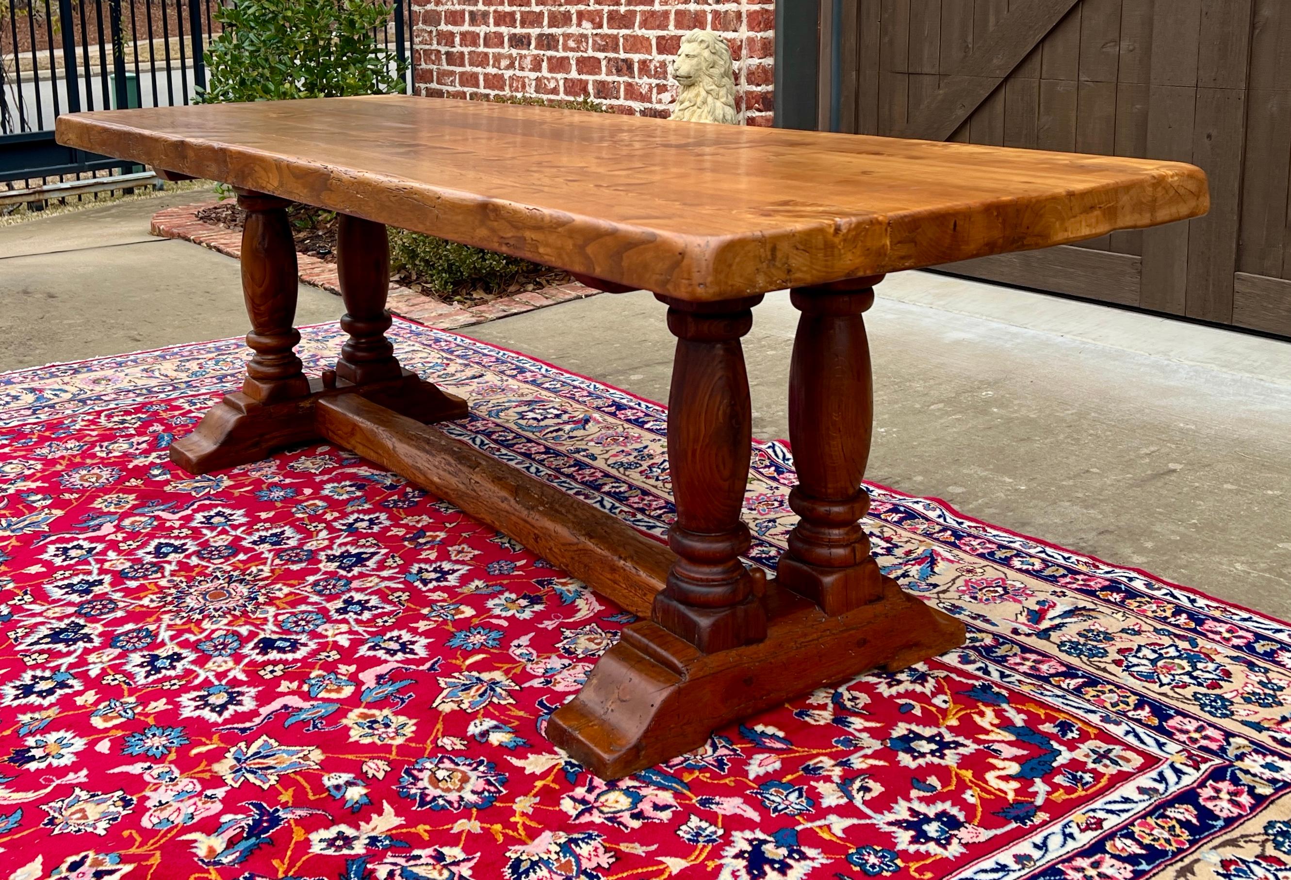 Français Ancienne table à manger de ferme française en chêne à double balustre, vers 1900-20 en vente