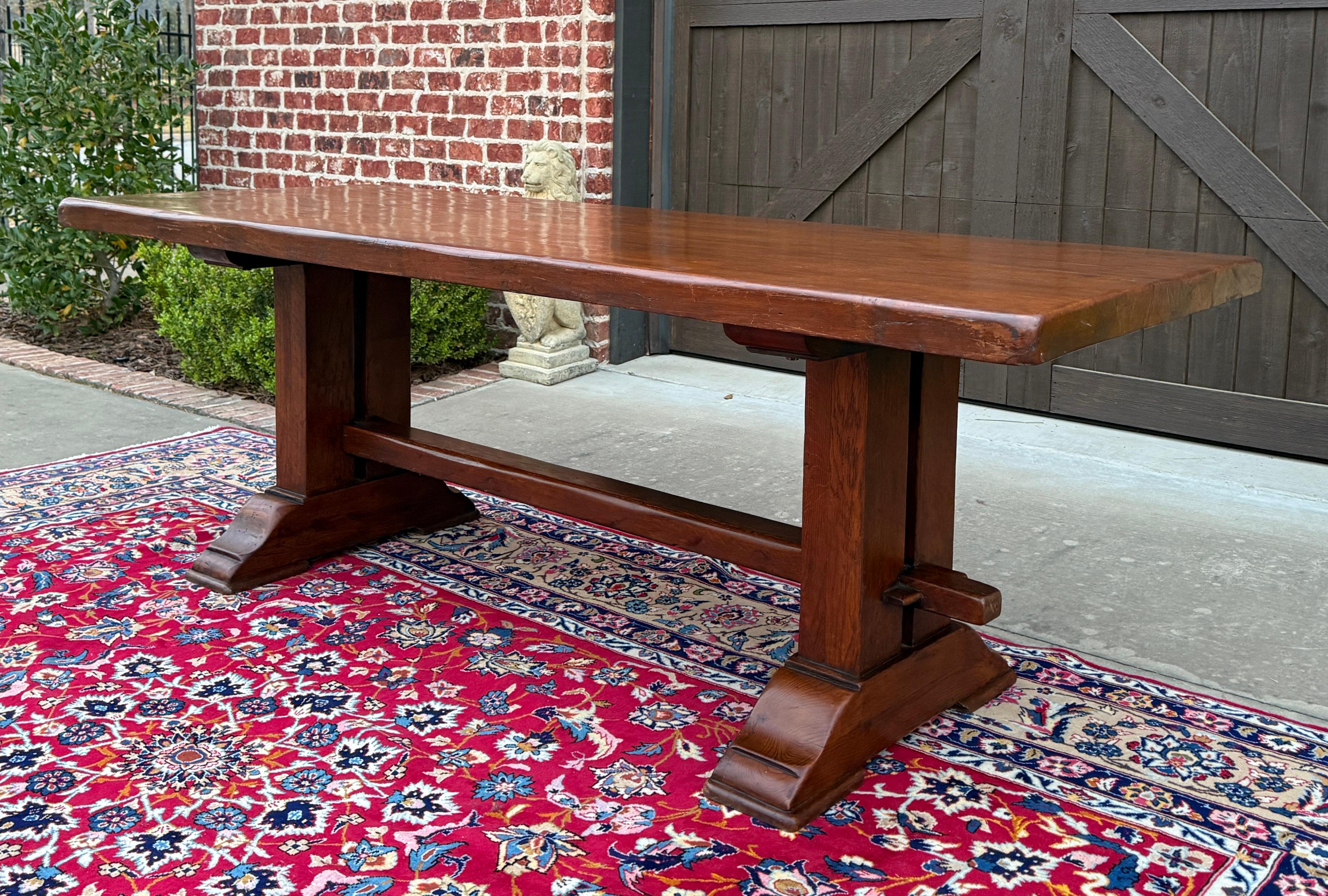 Français Ancienne table à manger de ferme française en chêne à double balustre vers 1900-20 en vente