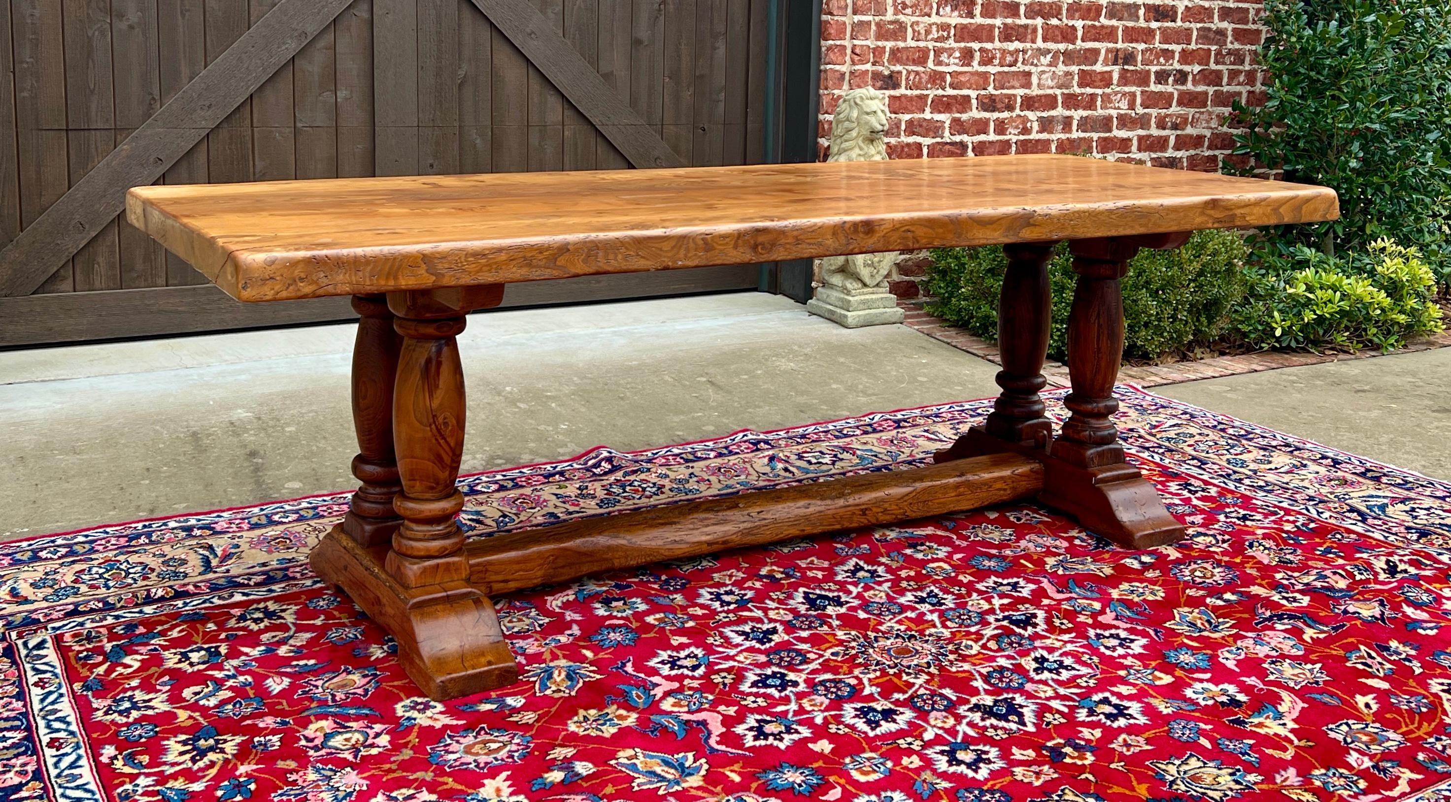Début du 20ème siècle Ancienne table à manger de ferme française en chêne à double balustre, vers 1900-20 en vente