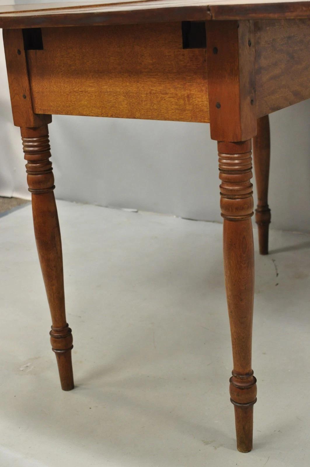 Antique French Country Farmhouse Cherry Wood Drop Leaf Extensión Mesa de Comedor en venta 4