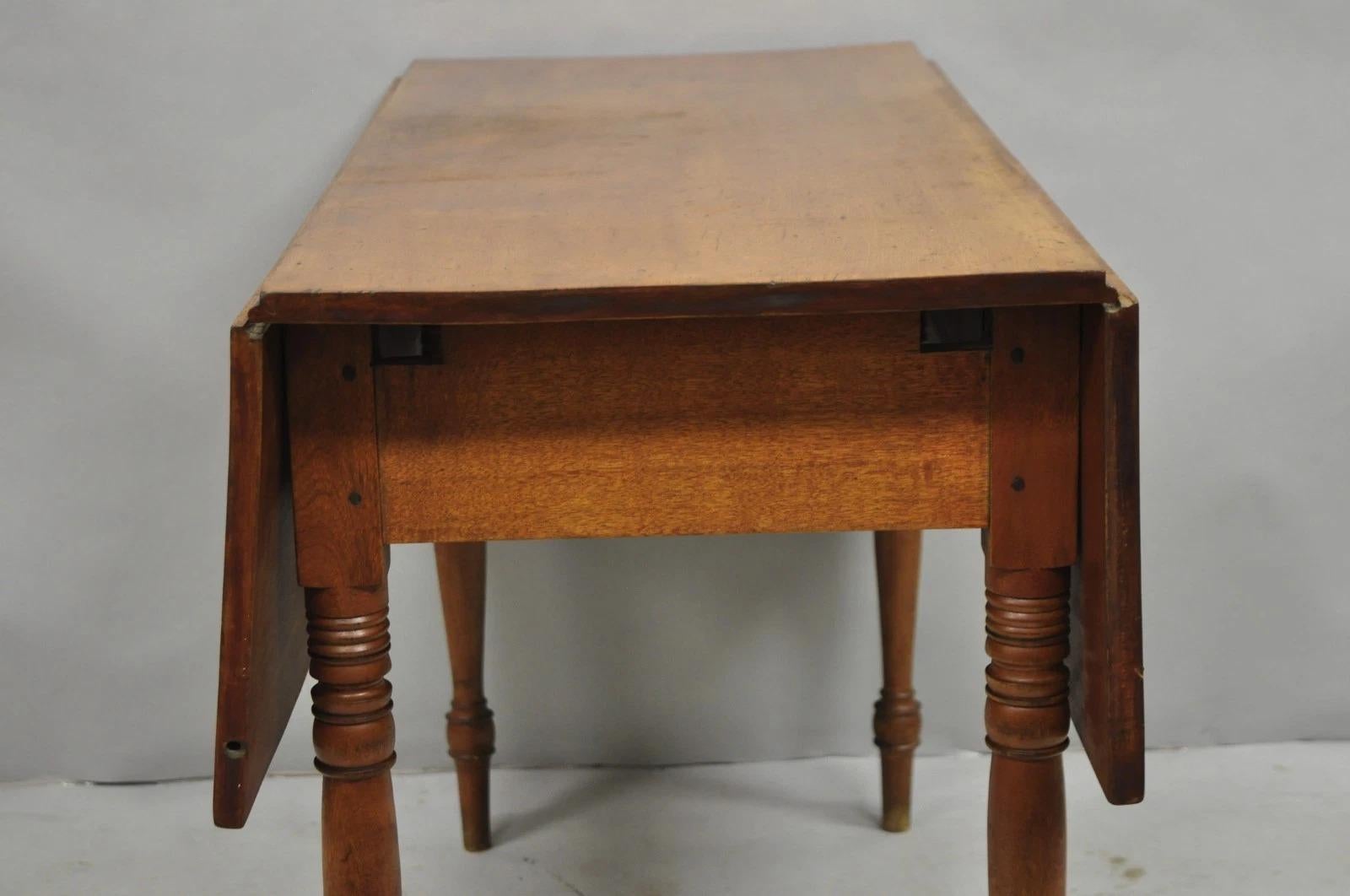 Antique French Country Farmhouse Cherry Wood Drop Leaf Extensión Mesa de Comedor en venta 5
