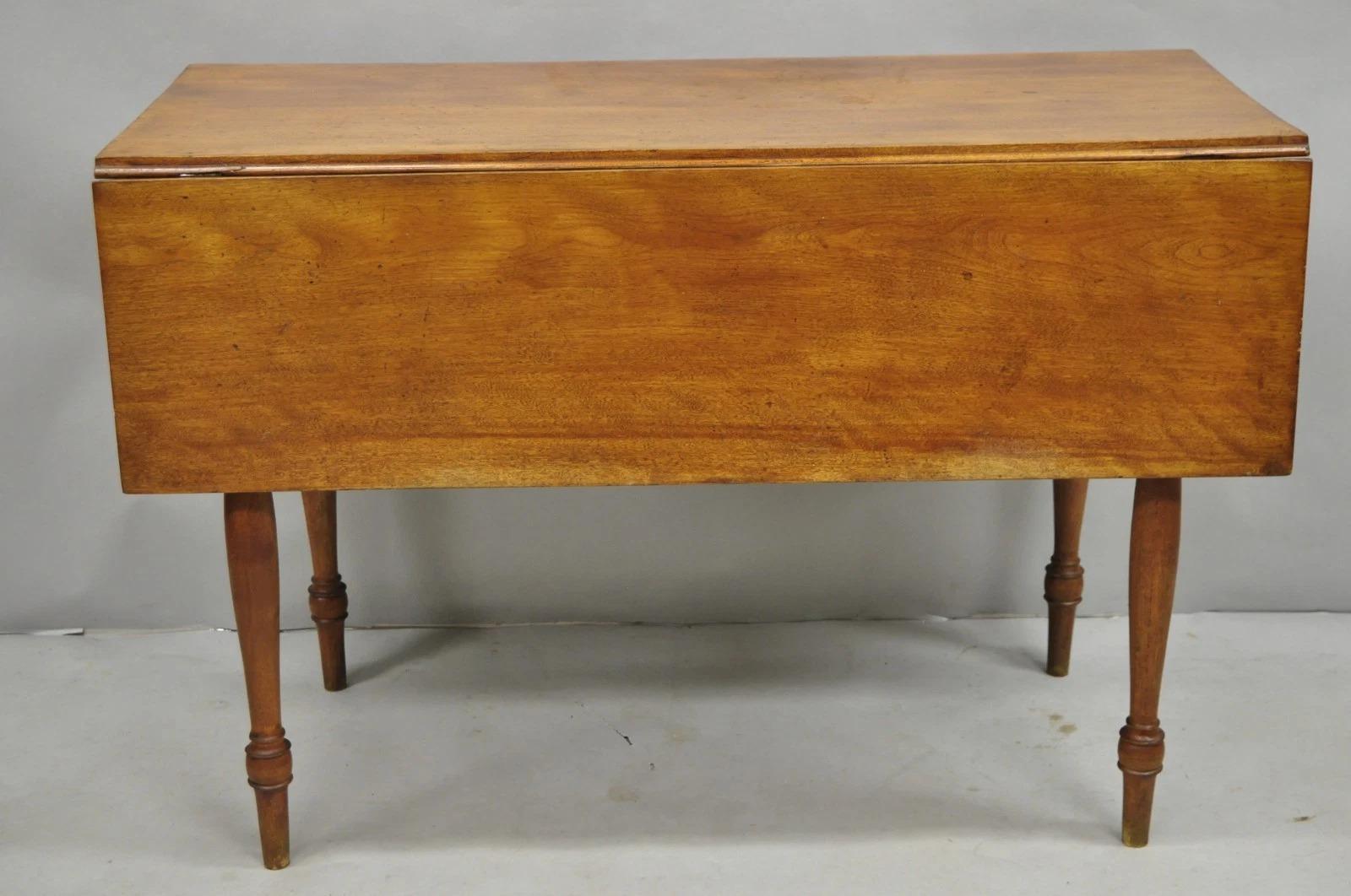 Envíanos un mensaje con tu código postal para solicitar un presupuesto de envío nacional más razonable.

Antique French Country Farmhouse Mesa de comedor extensible de madera de cerezo y caoba con patas torneadas. Circa finales del siglo XIX.