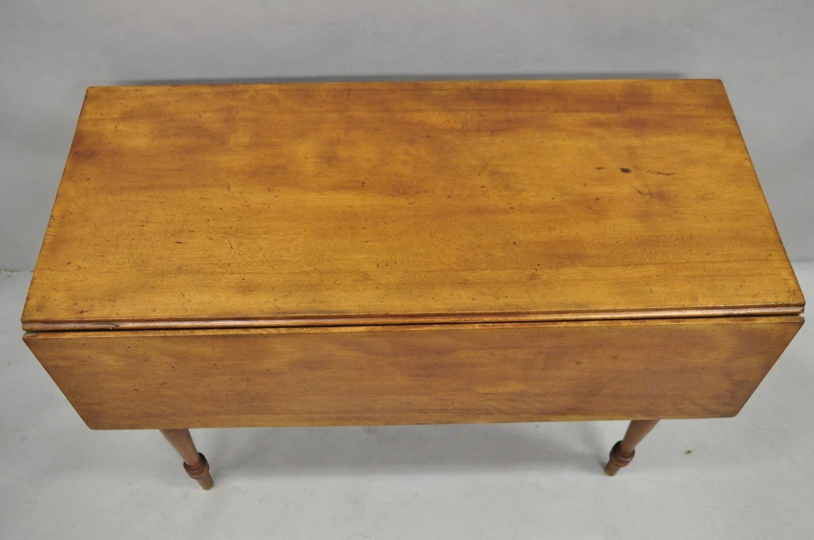 Antique French Country Farmhouse Cherry Wood Drop Leaf Extensión Mesa de Comedor Otro en venta