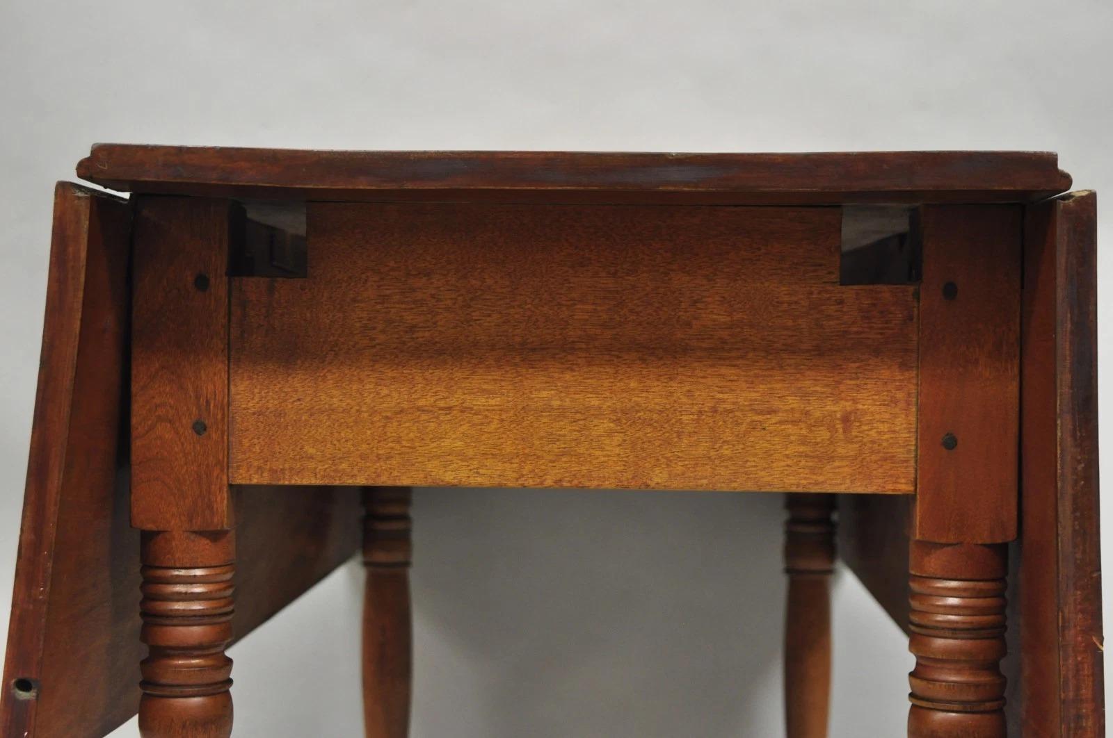 Antique French Country Farmhouse Cherry Wood Drop Leaf Extensión Mesa de Comedor en Bueno estado para la venta en Philadelphia, PA