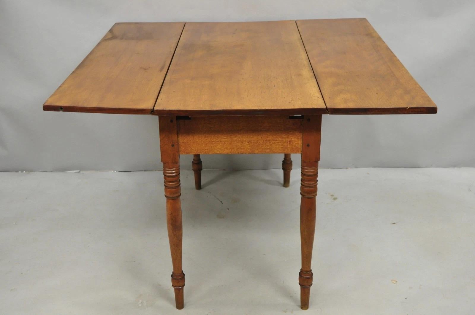Antique French Country Farmhouse Cherry Wood Drop Leaf Extensión Mesa de Comedor siglo XIX en venta