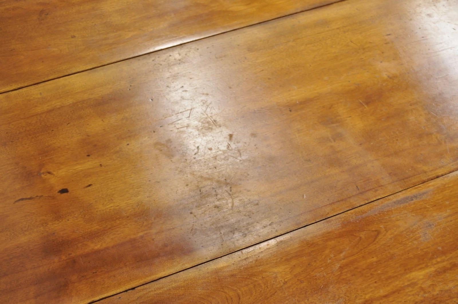 Antique French Country Farmhouse Cherry Wood Drop Leaf Extensión Mesa de Comedor en venta 1