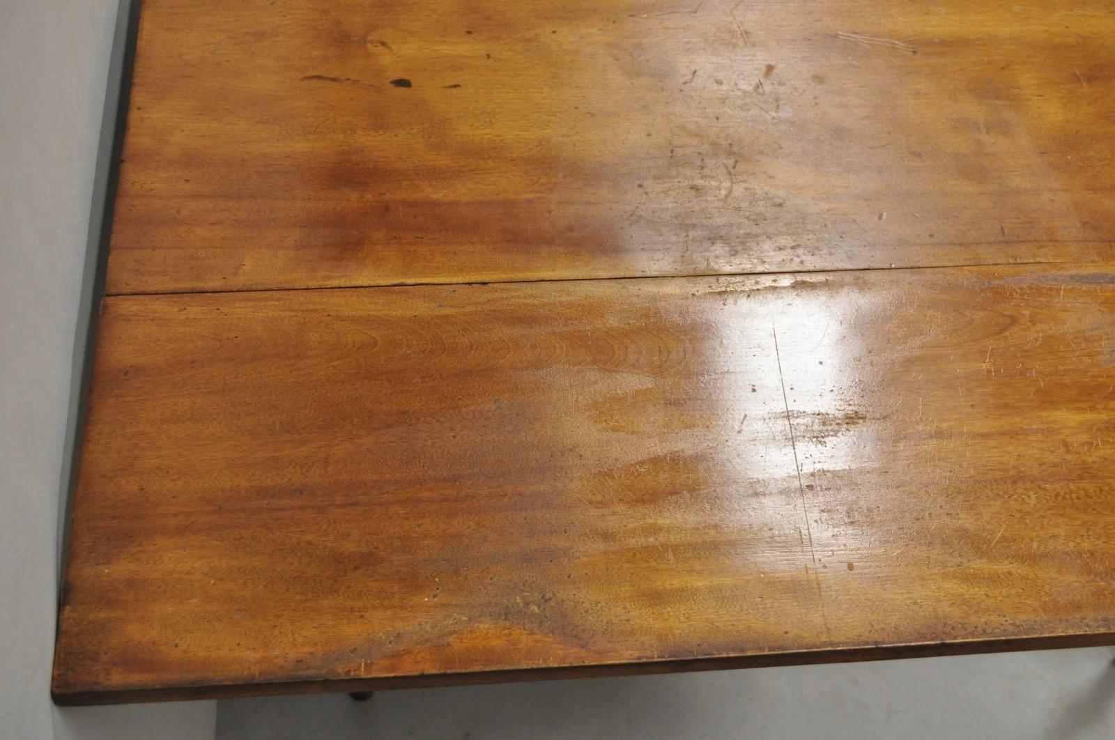 Antique French Country Farmhouse Cherry Wood Drop Leaf Extensión Mesa de Comedor en venta 2