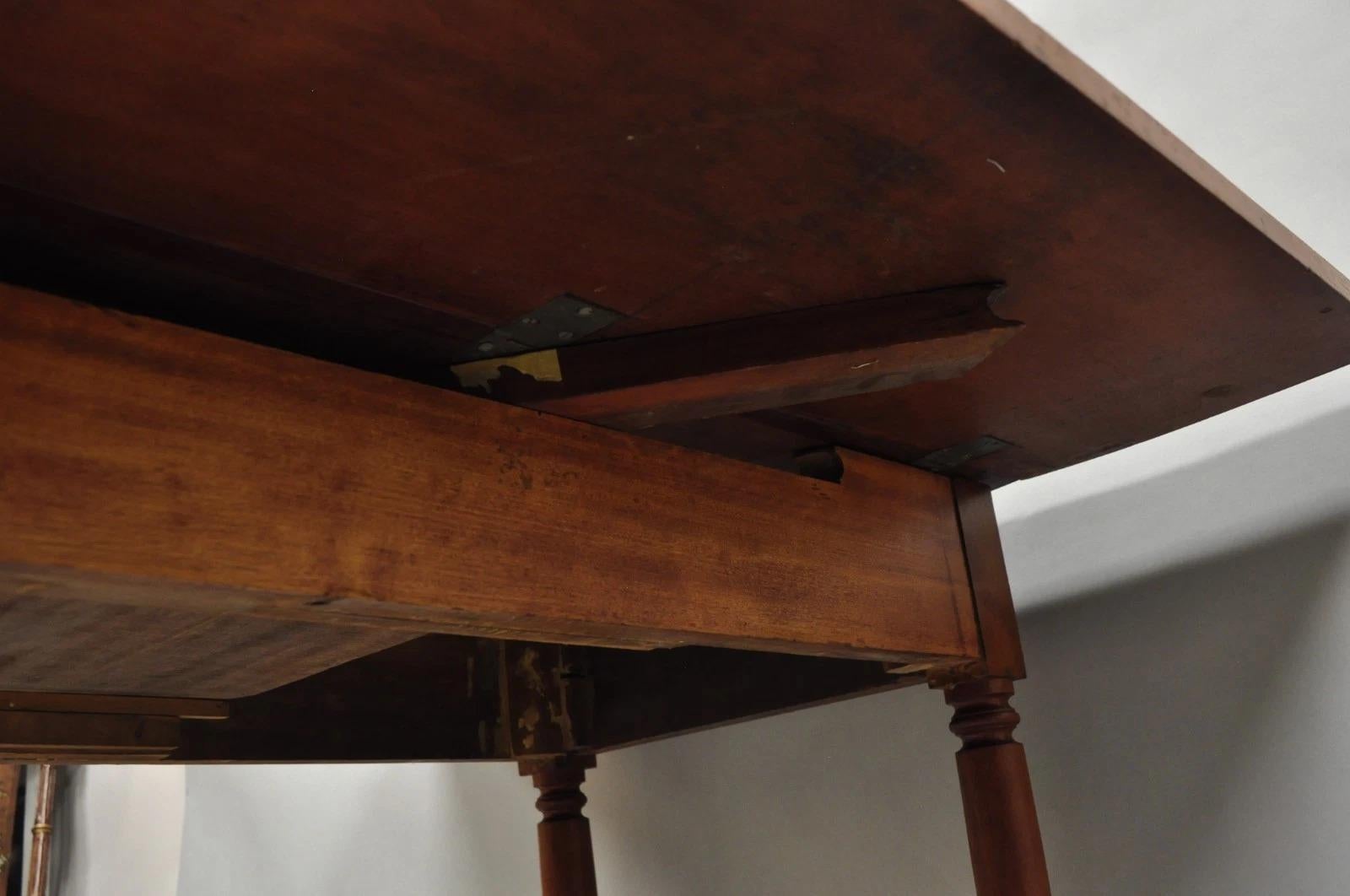 Antique French Country Farmhouse Cherry Wood Drop Leaf Pembroke Dining Table in vendita 4