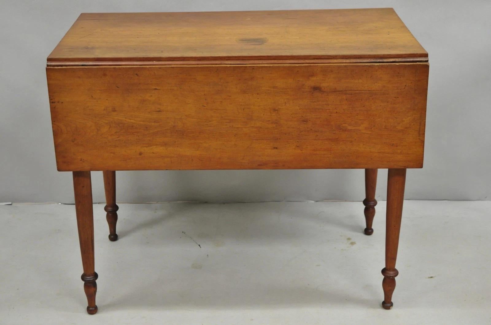 Inviaci un messaggio con il tuo codice postale per richiedere un preventivo per la spedizione negli Stati Uniti.

Antique French Country Farmhouse Tavolo da pranzo Pembroke in legno di ciliegio e mogano con gambe intagliate e cassetto singolo a coda