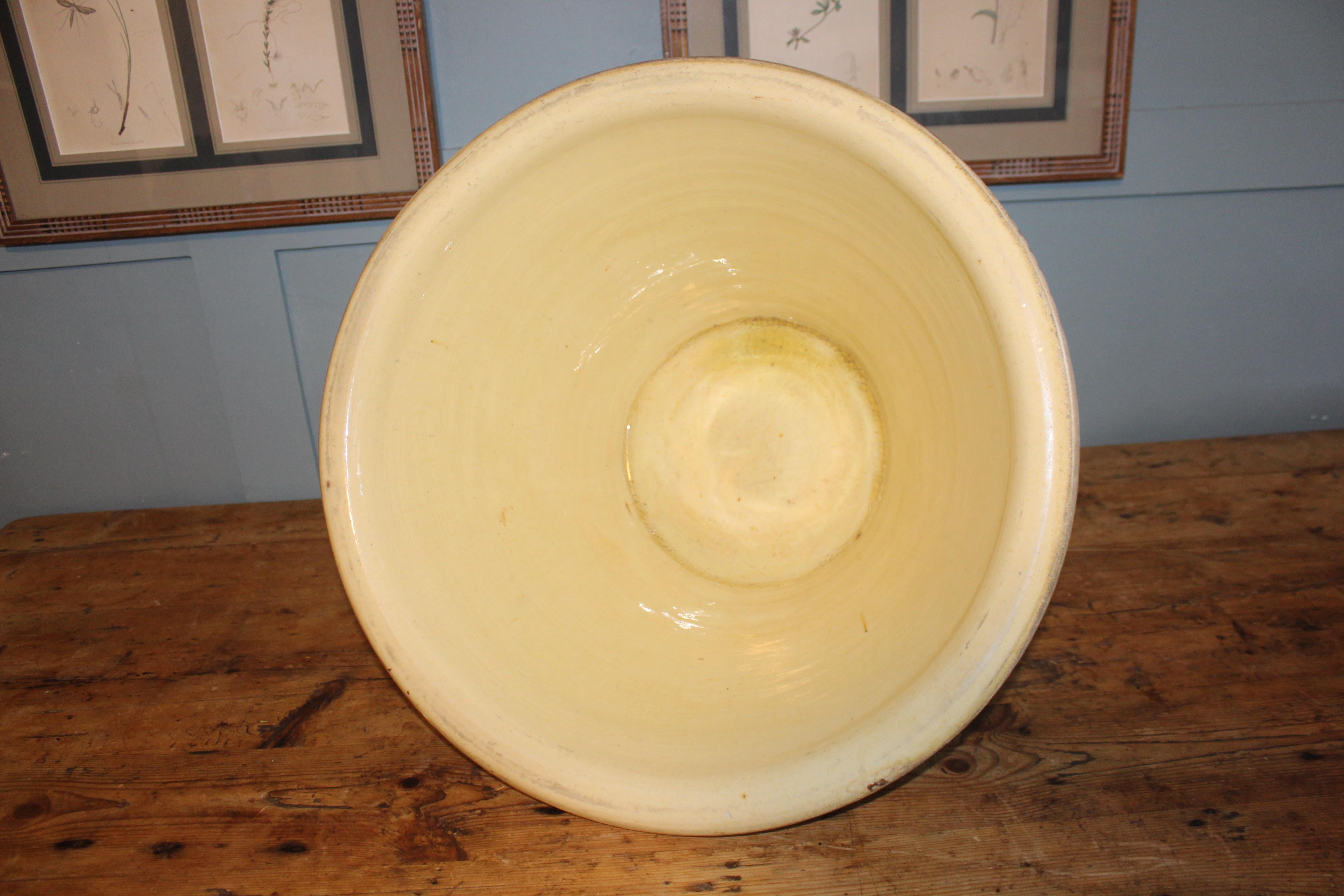 Milieu du XIXe siècle Antique French Country Farmhouse Dairy Bowl (bol à lait) en vente