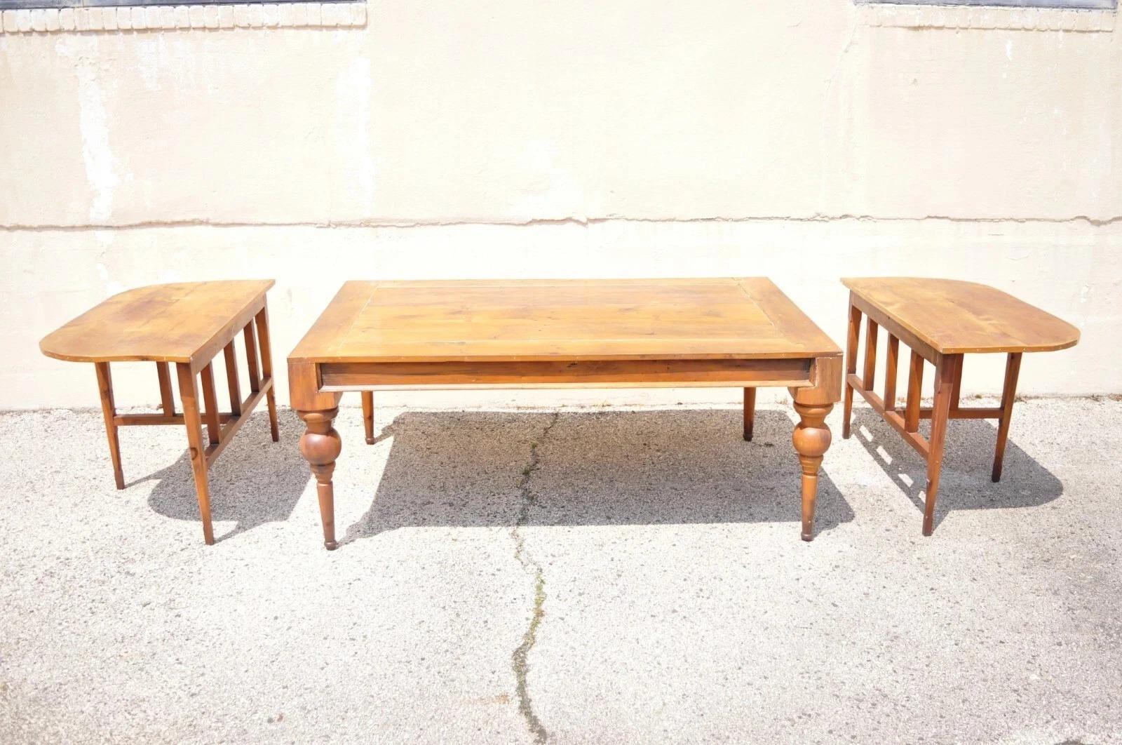 Veuillez nous envoyer un message avec votre code postal pour demander un devis plus raisonnable pour les frais d'expédition aux États-Unis.

Ancienne table de salle à manger à rallonge en bois de pin. L'article est fabriqué à partir de planches de