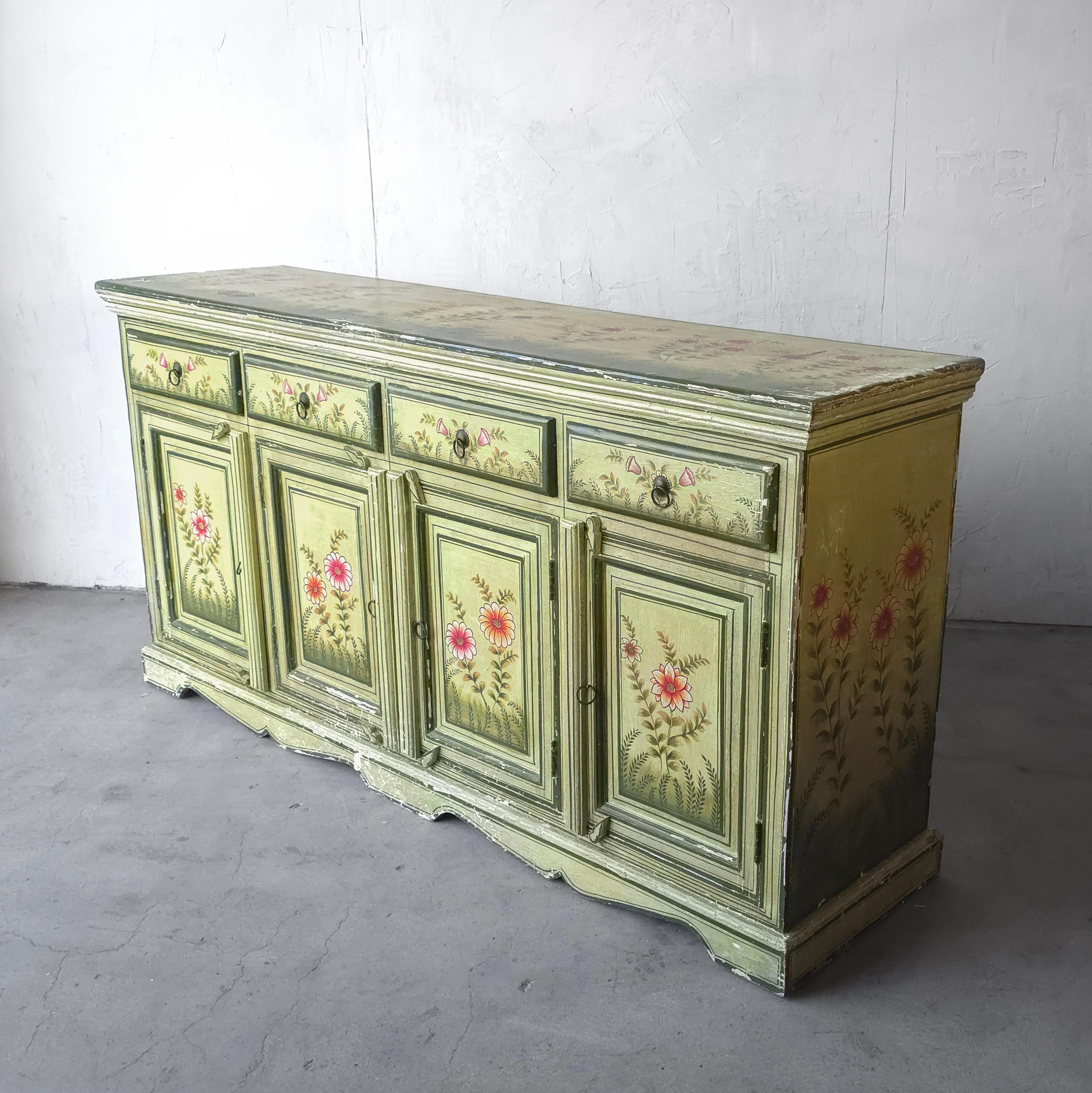 Dieses wunderschöne, antike, handbemalte Blumenbuffet ist charmant und umfangreich.  Es sind die Details, die dieses Möbelstück ausmachen, von der farbenfrohen, handgemalten Botanik bis hin zu der farblich abgenutzten, spröden grünen Farbe und den