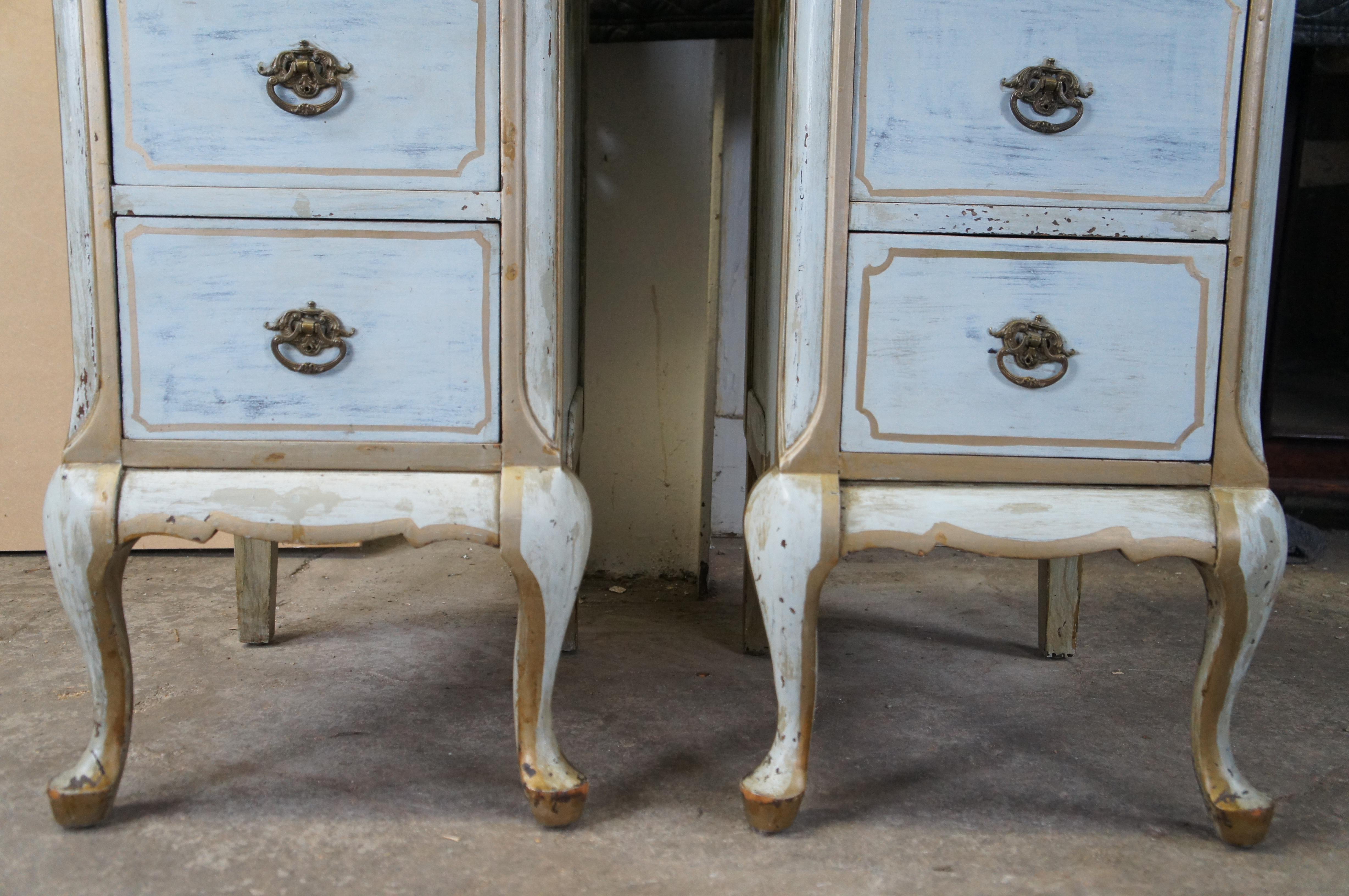 Anciennes tables de nuit à 3 tiroirs, peintes à la main, de style campagnard français en vente 3