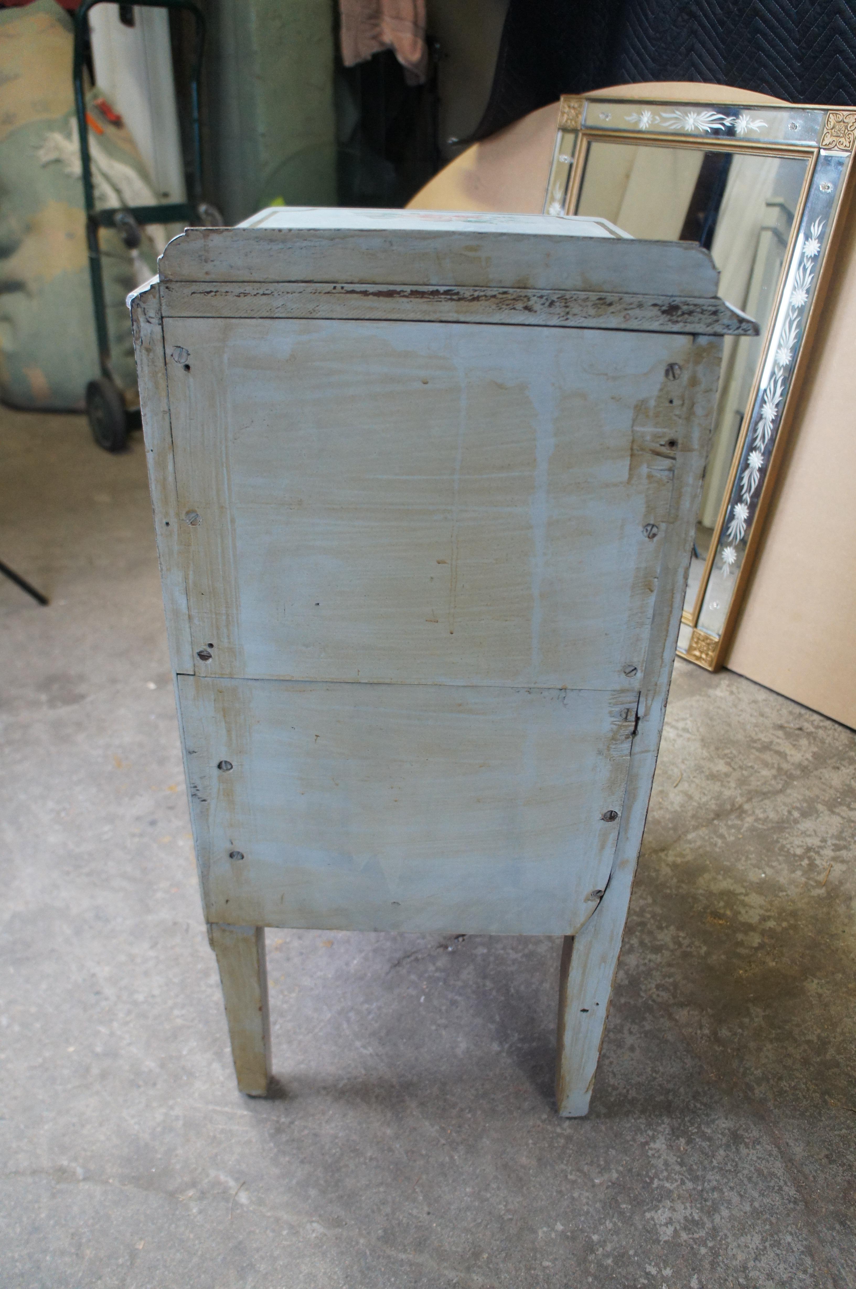 Anciennes tables de nuit à 3 tiroirs, peintes à la main, de style campagnard français en vente 5