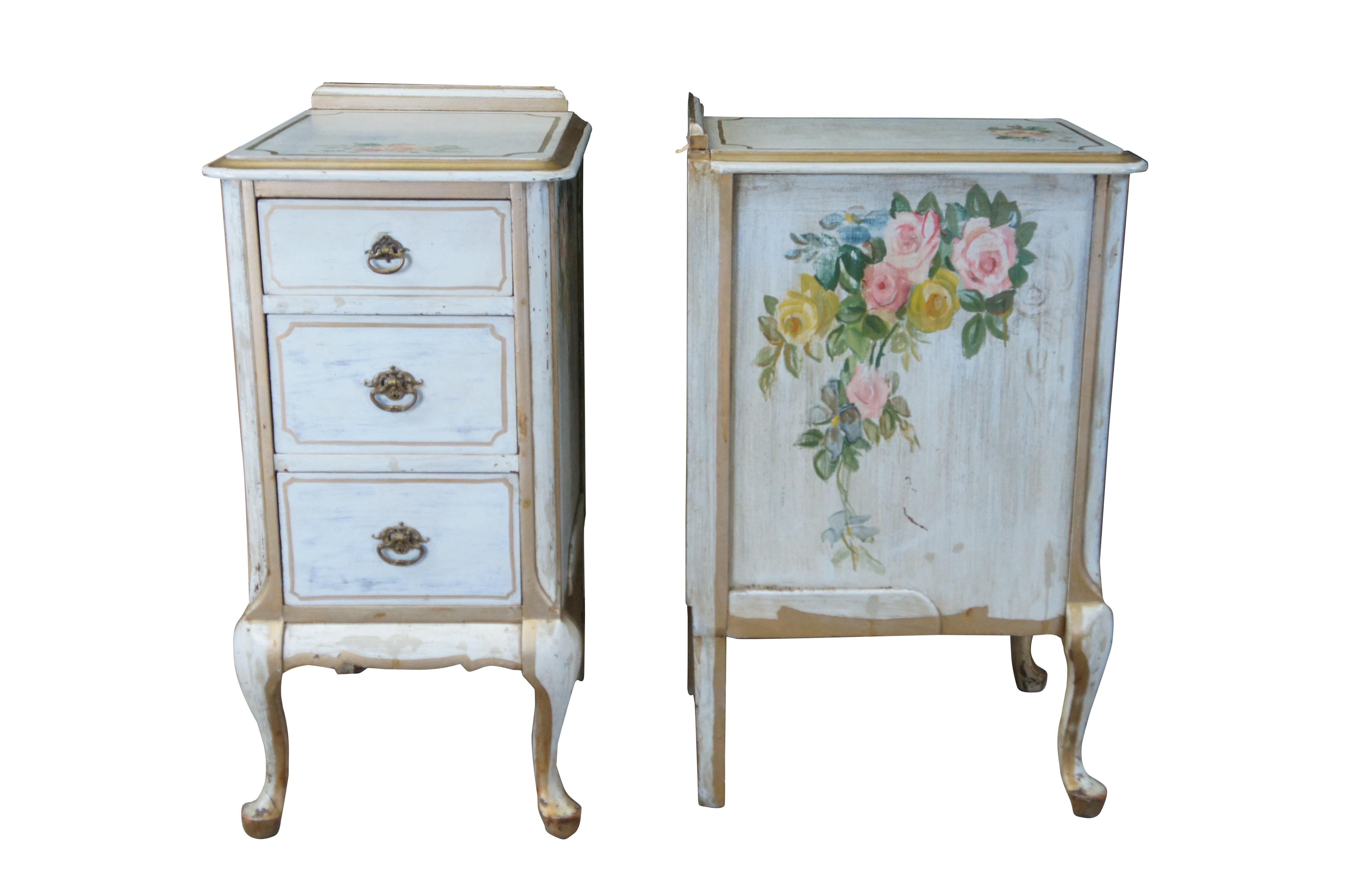 Paire de tables d'appoint du début du 20e siècle. Récupéré d'un ancien bureau. Les objets sont peints à la main en bleu et bordés d'or avec un motif de rose. Comprend trois tiroirs à queue d'aronde avec quincaillerie en laiton ornée

Dimensions