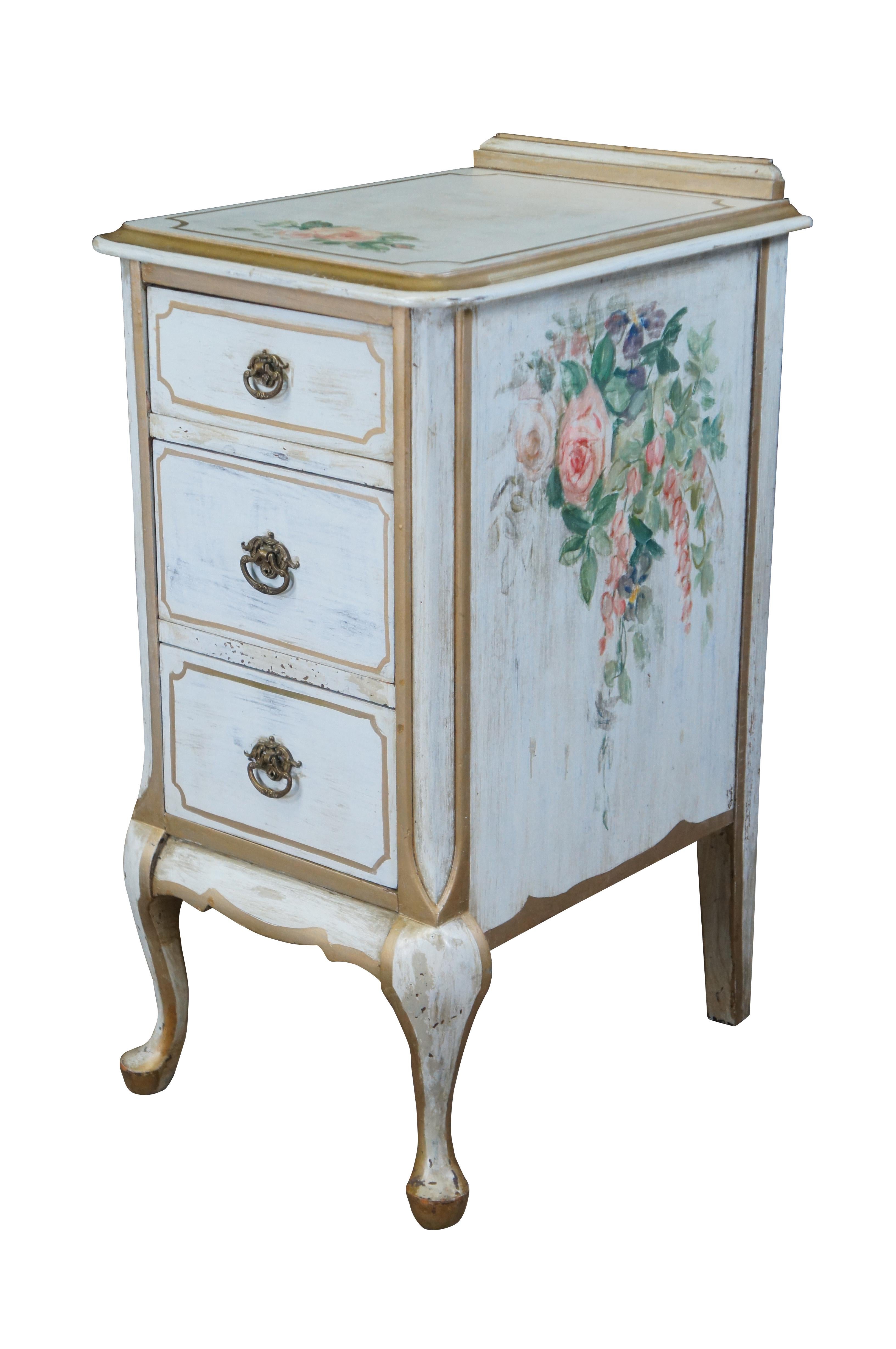 Country Anciennes tables de nuit à 3 tiroirs, peintes à la main, de style campagnard français en vente