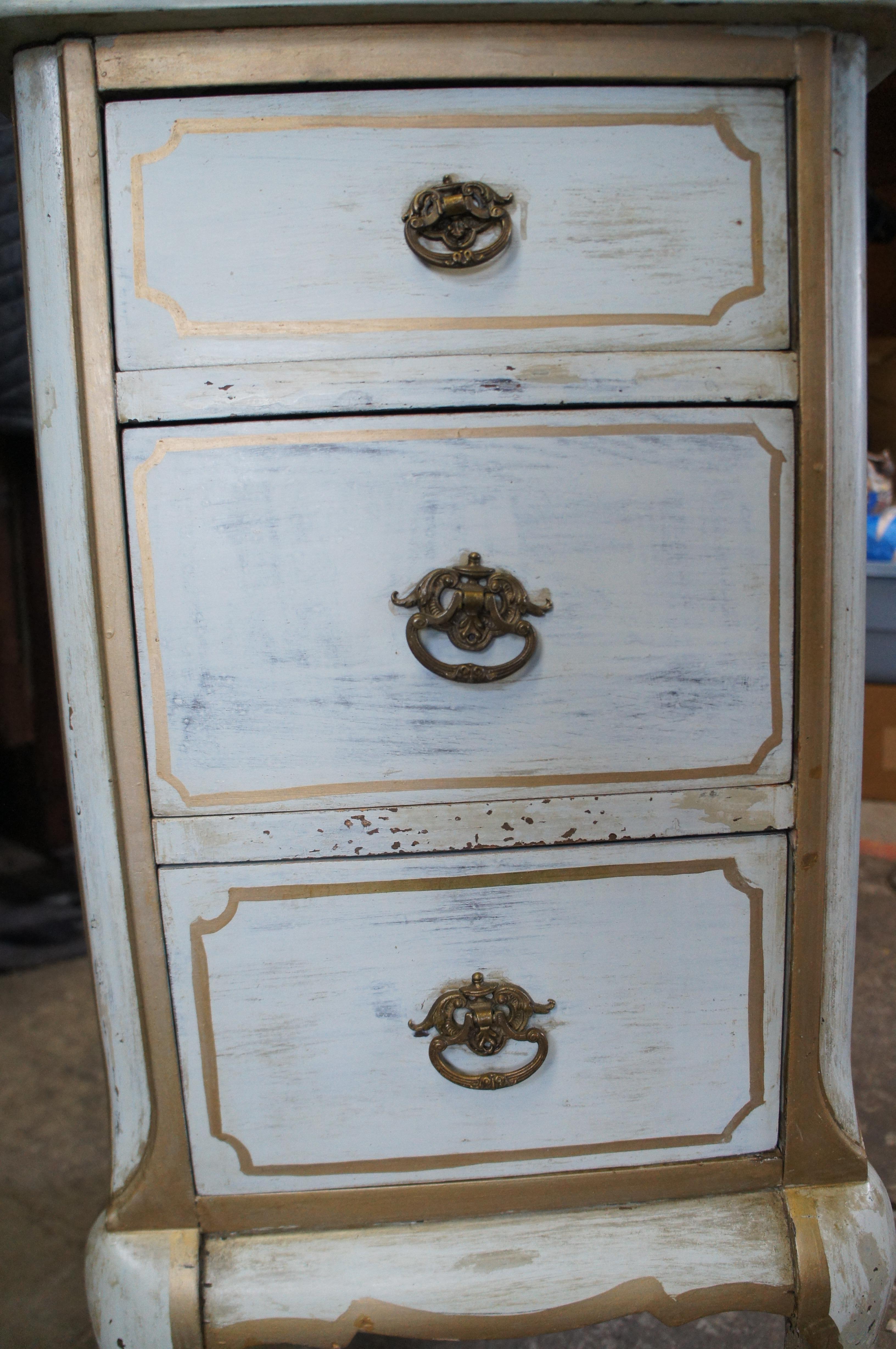 Américain Anciennes tables de nuit à 3 tiroirs, peintes à la main, de style campagnard français en vente