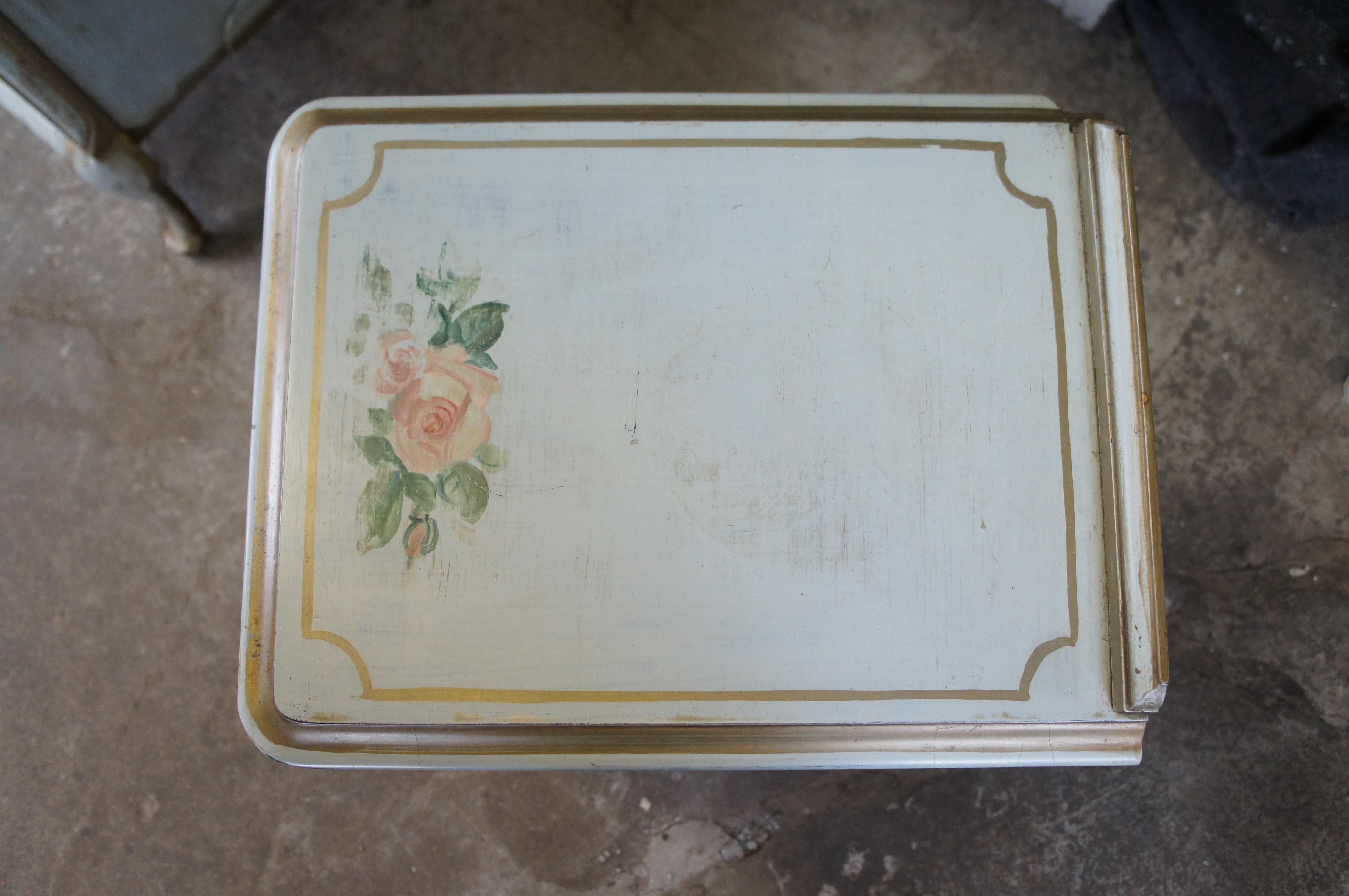 20ième siècle Anciennes tables de nuit à 3 tiroirs, peintes à la main, de style campagnard français en vente