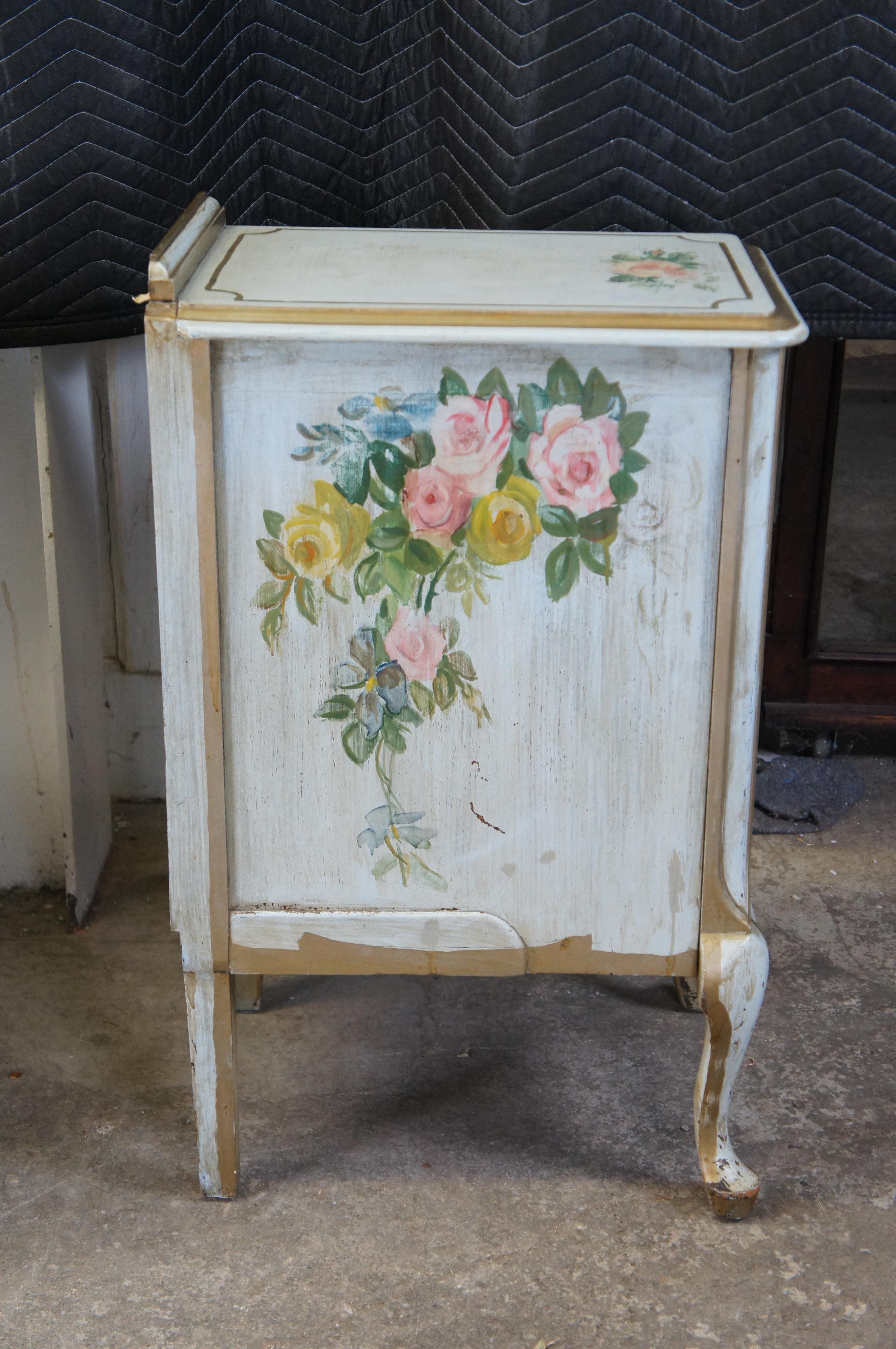 Bois Anciennes tables de nuit à 3 tiroirs, peintes à la main, de style campagnard français en vente