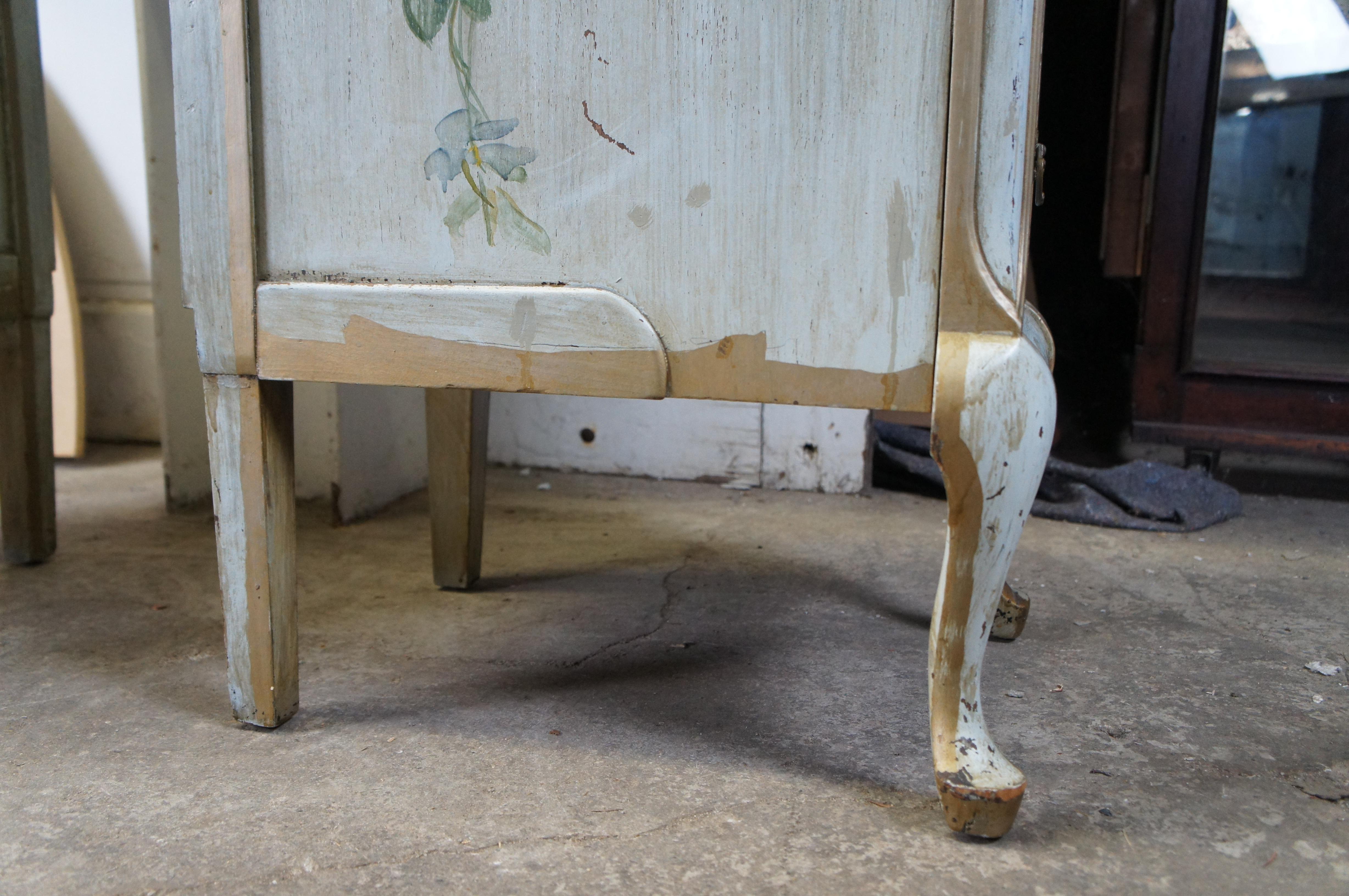Anciennes tables de nuit à 3 tiroirs, peintes à la main, de style campagnard français en vente 1