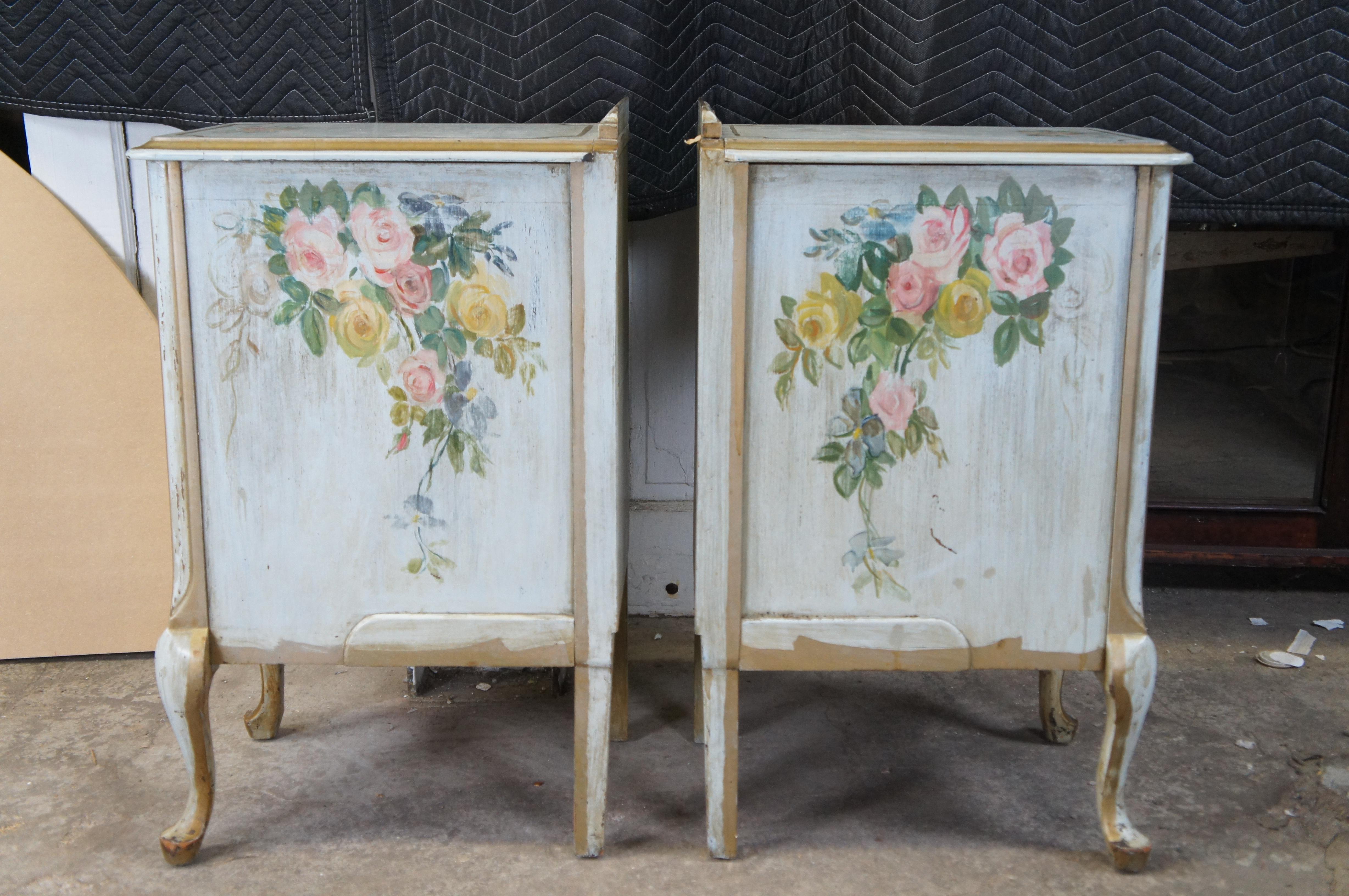 Anciennes tables de nuit à 3 tiroirs, peintes à la main, de style campagnard français en vente 2