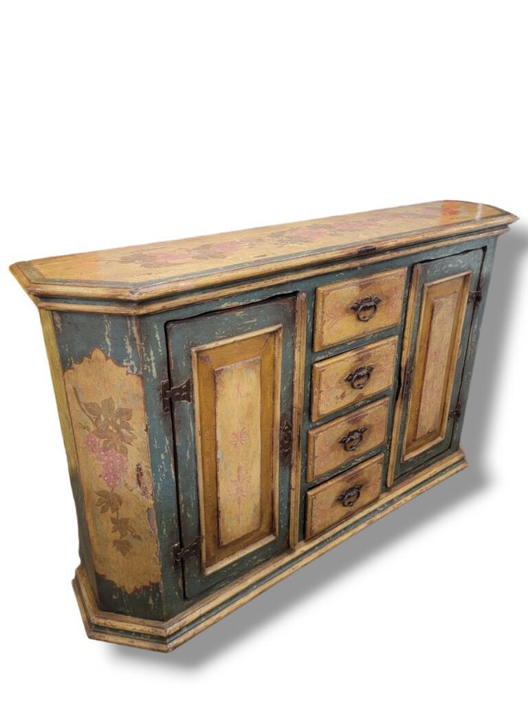 Francese Antique French Country dipinta a mano con motivi floreali Credenza/Credenza in vendita