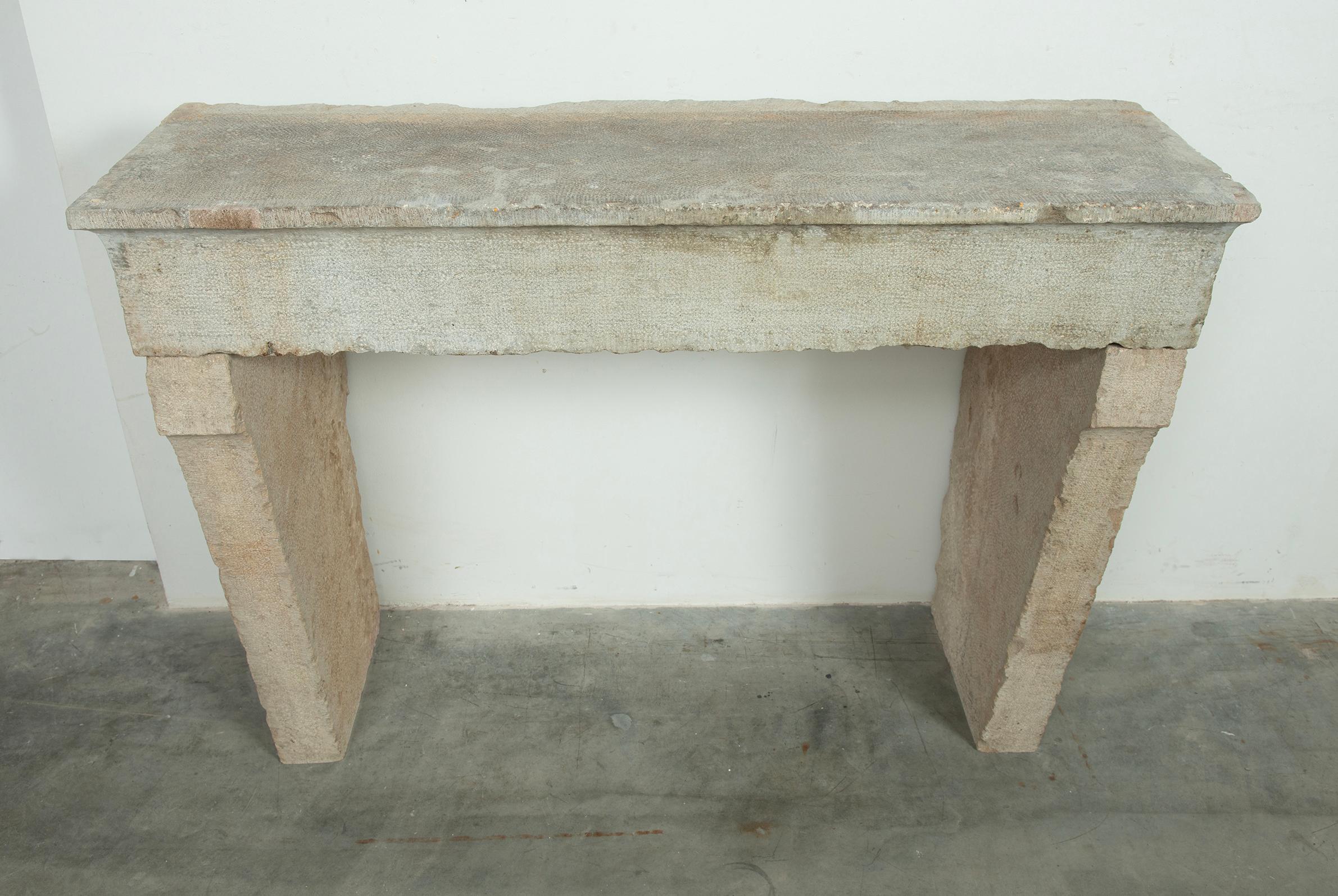 Antike Französisch Land Kalkstein Campagnard Stil Kamin Mantel (Handgeschnitzt) im Angebot