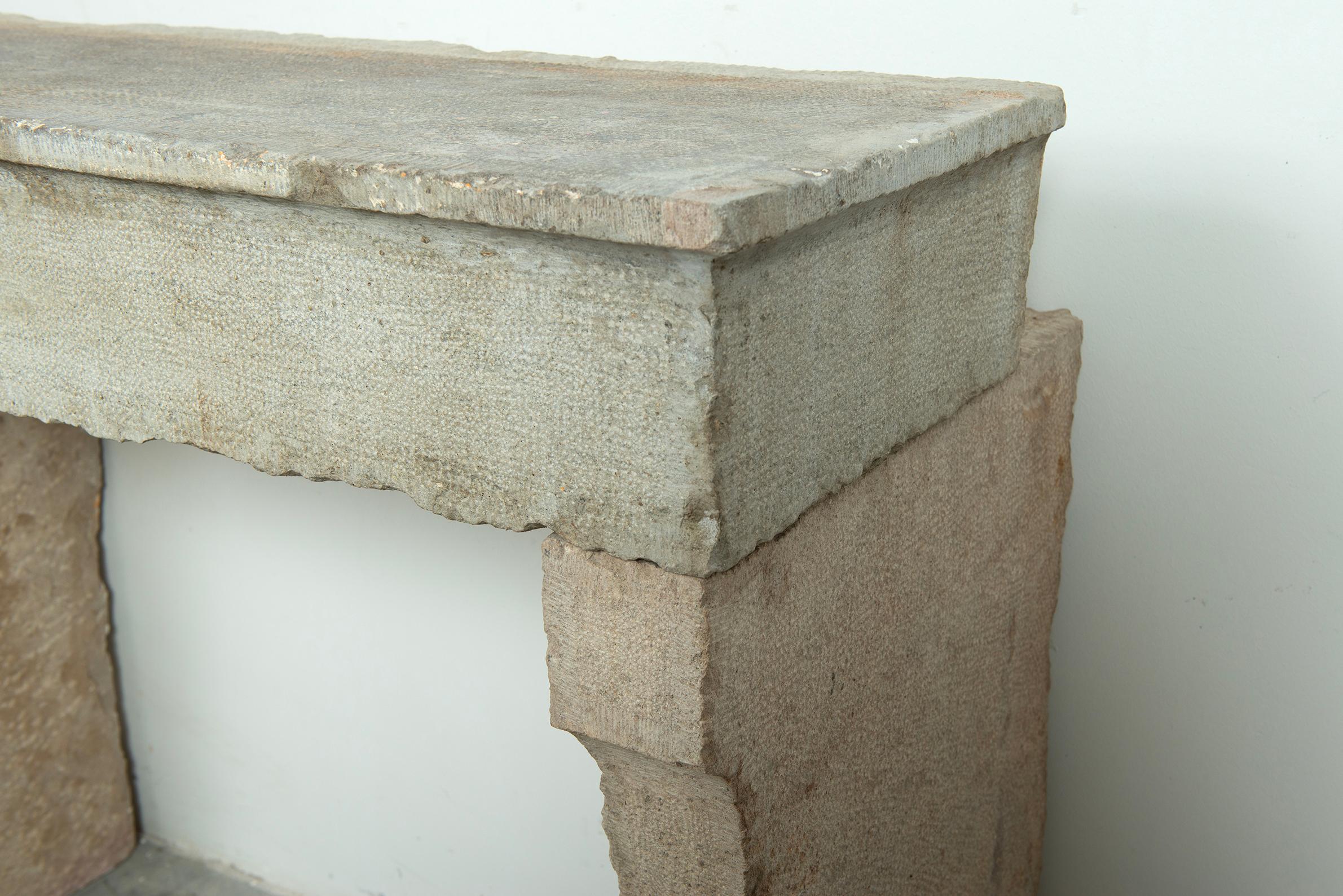 Antike Französisch Land Kalkstein Campagnard Stil Kamin Mantel im Angebot 2