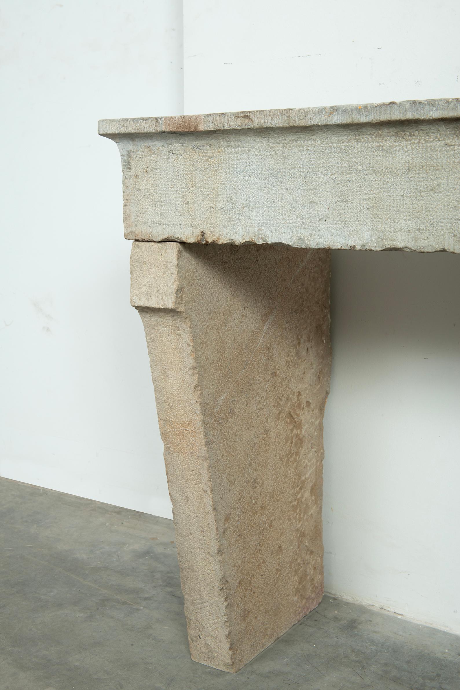 Antike Französisch Land Kalkstein Campagnard Stil Kamin Mantel im Angebot 3