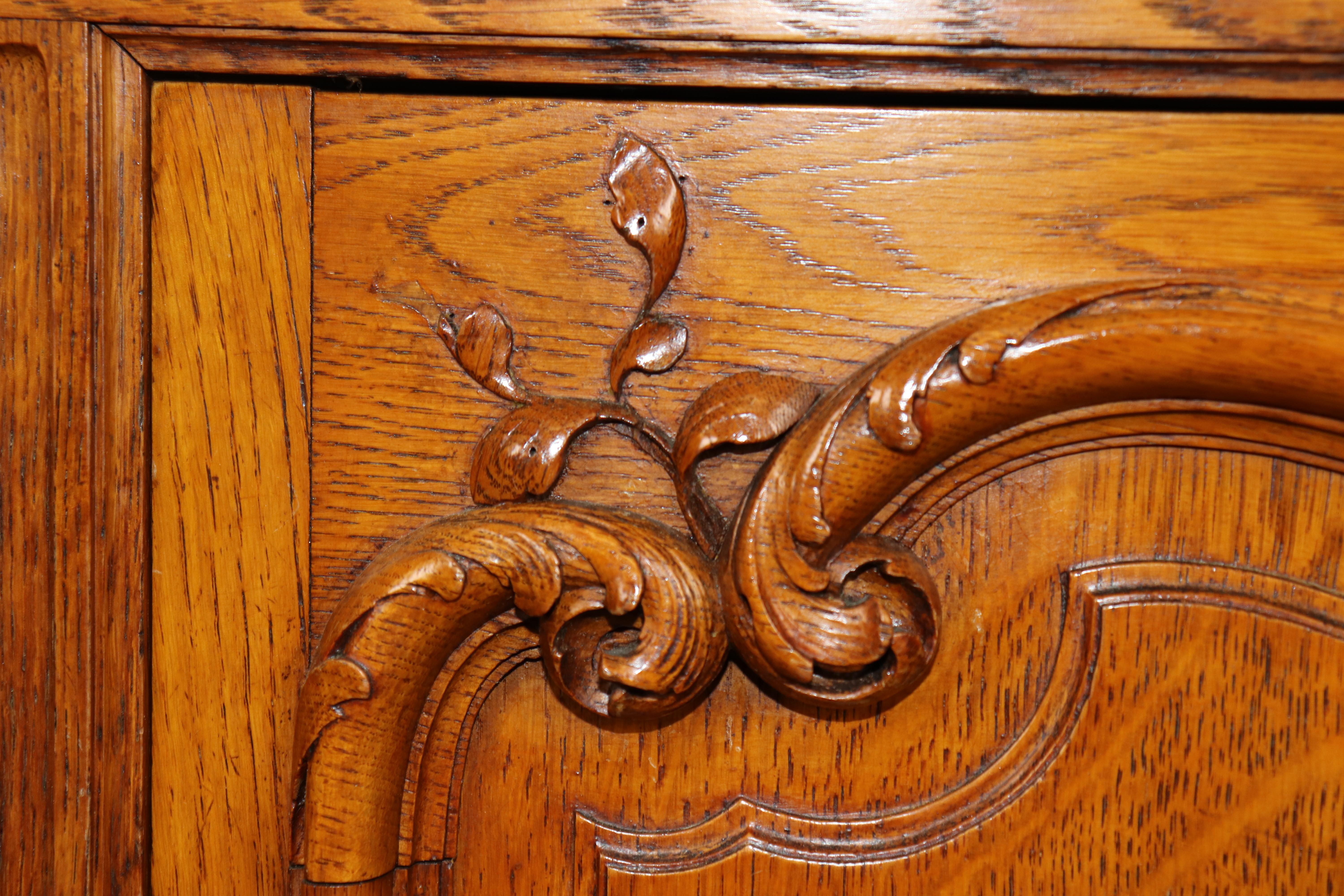 Antique French Country Louis XV Style Credenza in quercia montata a bronzo di Oak Soubrier in vendita 3