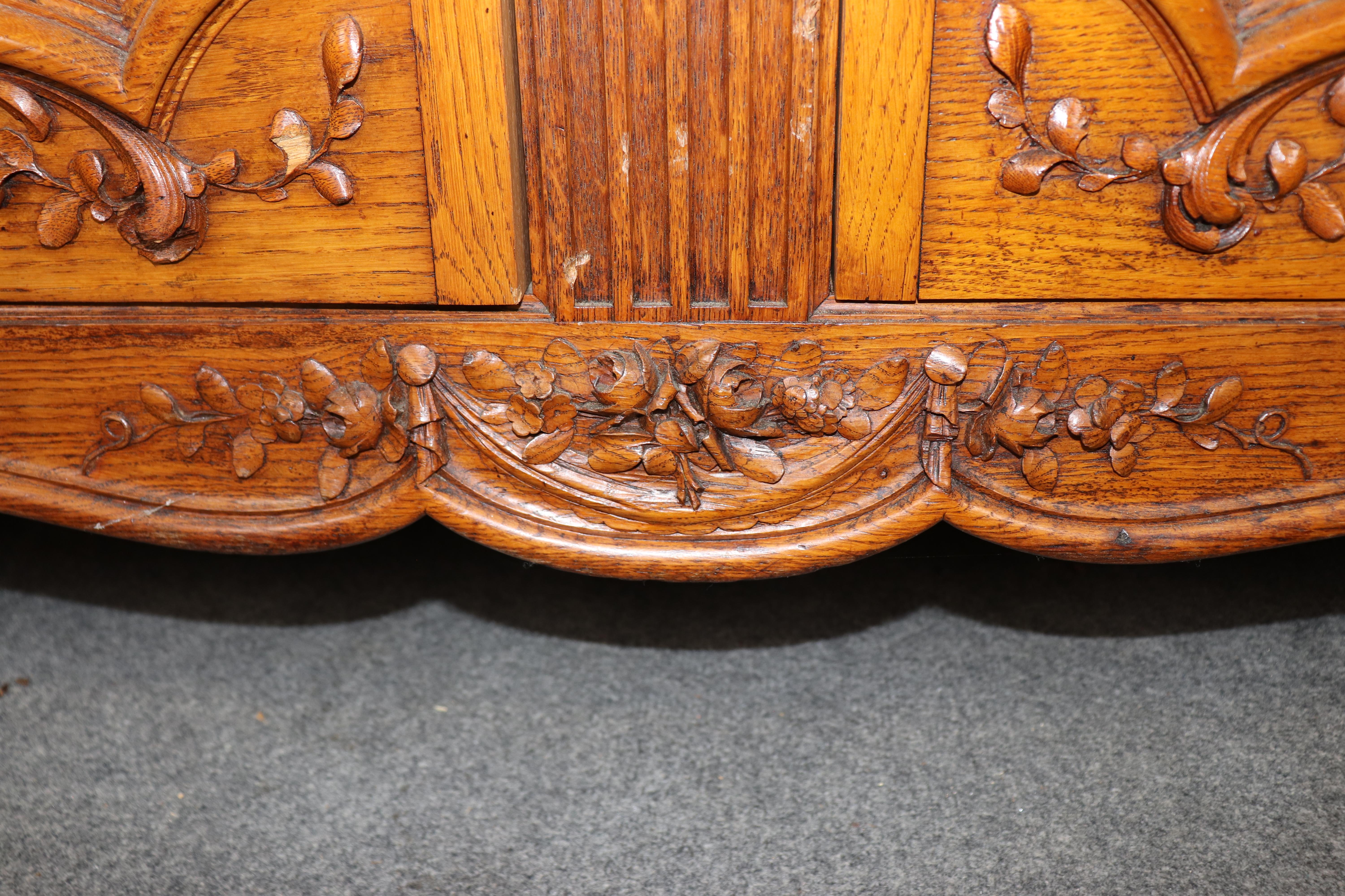 Antique French Country Louis XV Style Credenza in quercia montata a bronzo di Oak Soubrier in vendita 4