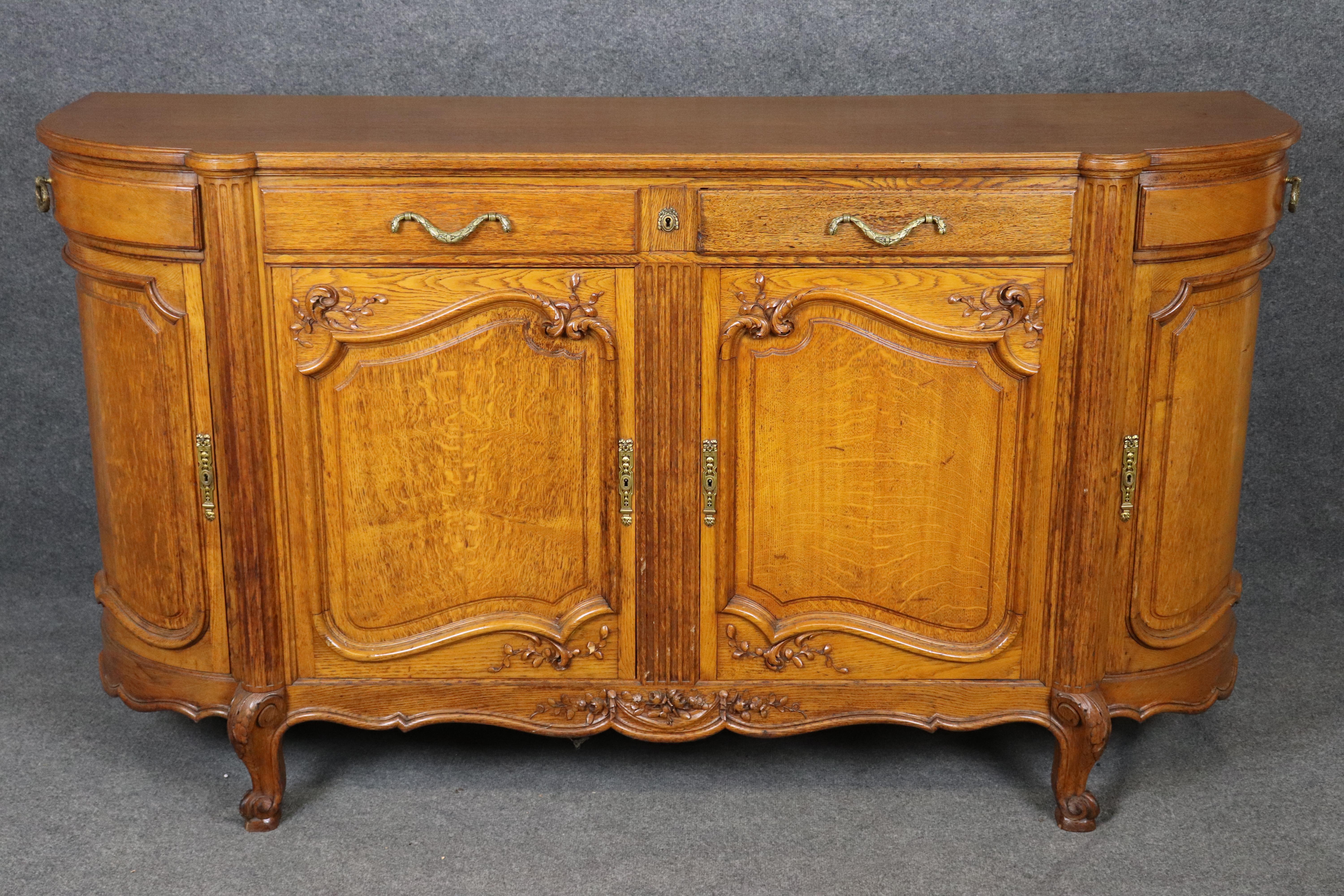 Dimensioni - H. 40 3/4 in L: 74 3/4 in P: 23 1/2 in 

Questa eccezionale credenza francese dei primi del Novecento esemplifica l'eleganza duratura dell'artigianato in stile Luigi XV e porta la prestigiosa firma di Soubrier, uno dei più celebri