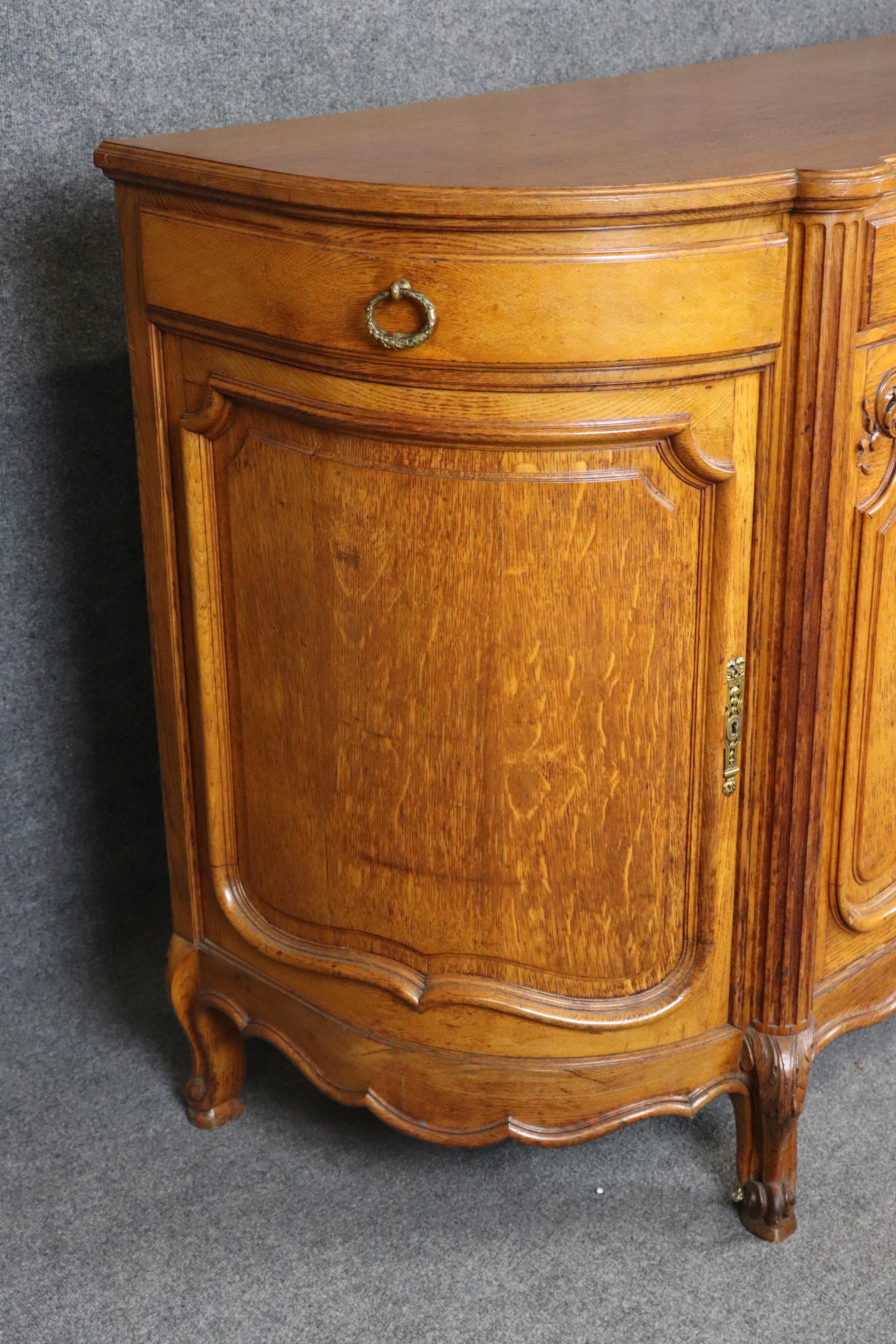 Luigi XV Antique French Country Louis XV Style Credenza in quercia montata a bronzo di Oak Soubrier in vendita