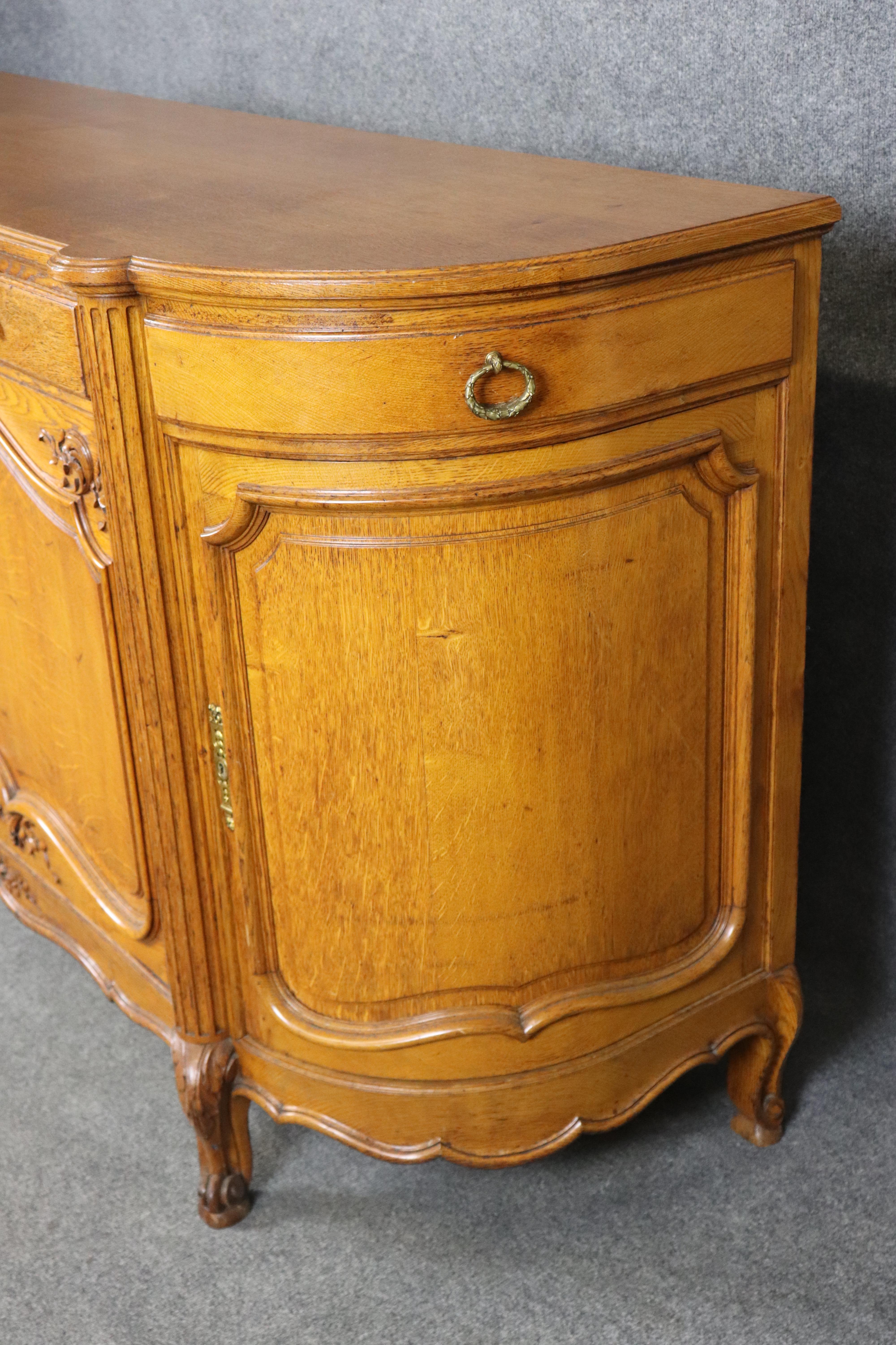 Francese Antique French Country Louis XV Style Credenza in quercia montata a bronzo di Oak Soubrier in vendita
