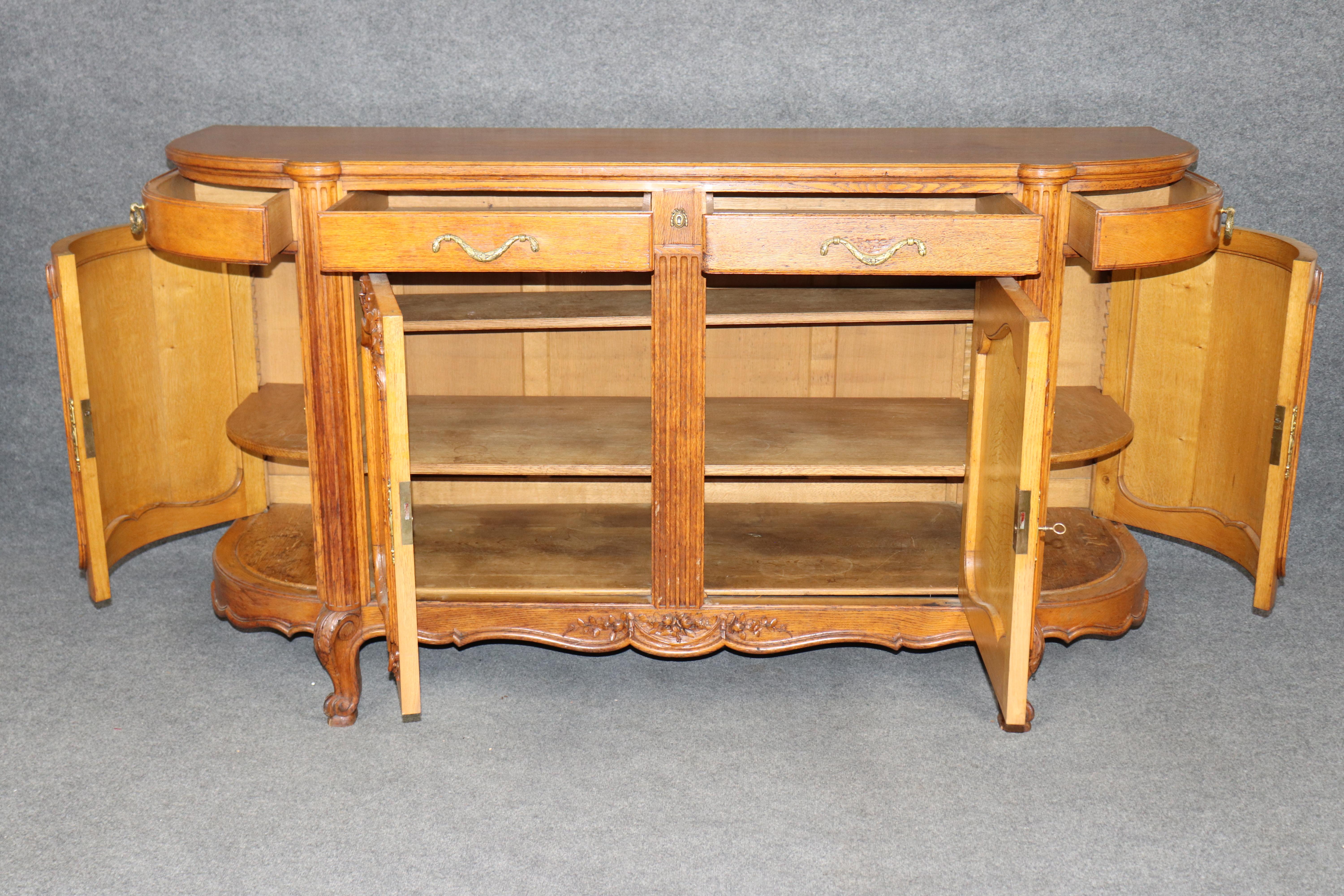 Intagliato a mano Antique French Country Louis XV Style Credenza in quercia montata a bronzo di Oak Soubrier in vendita