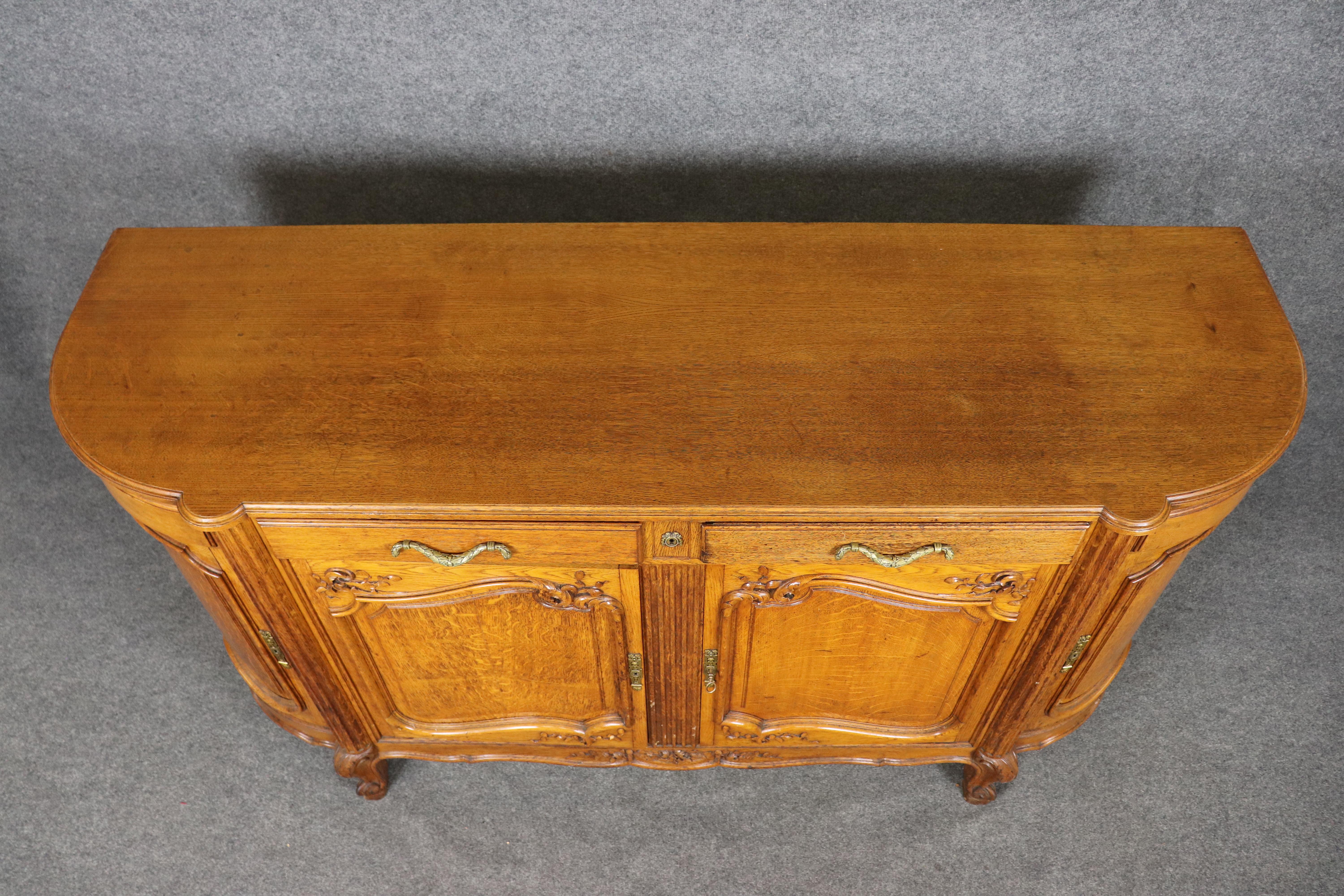 Antique French Country Louis XV Style Credenza in quercia montata a bronzo di Oak Soubrier In condizioni buone in vendita a Swedesboro, NJ