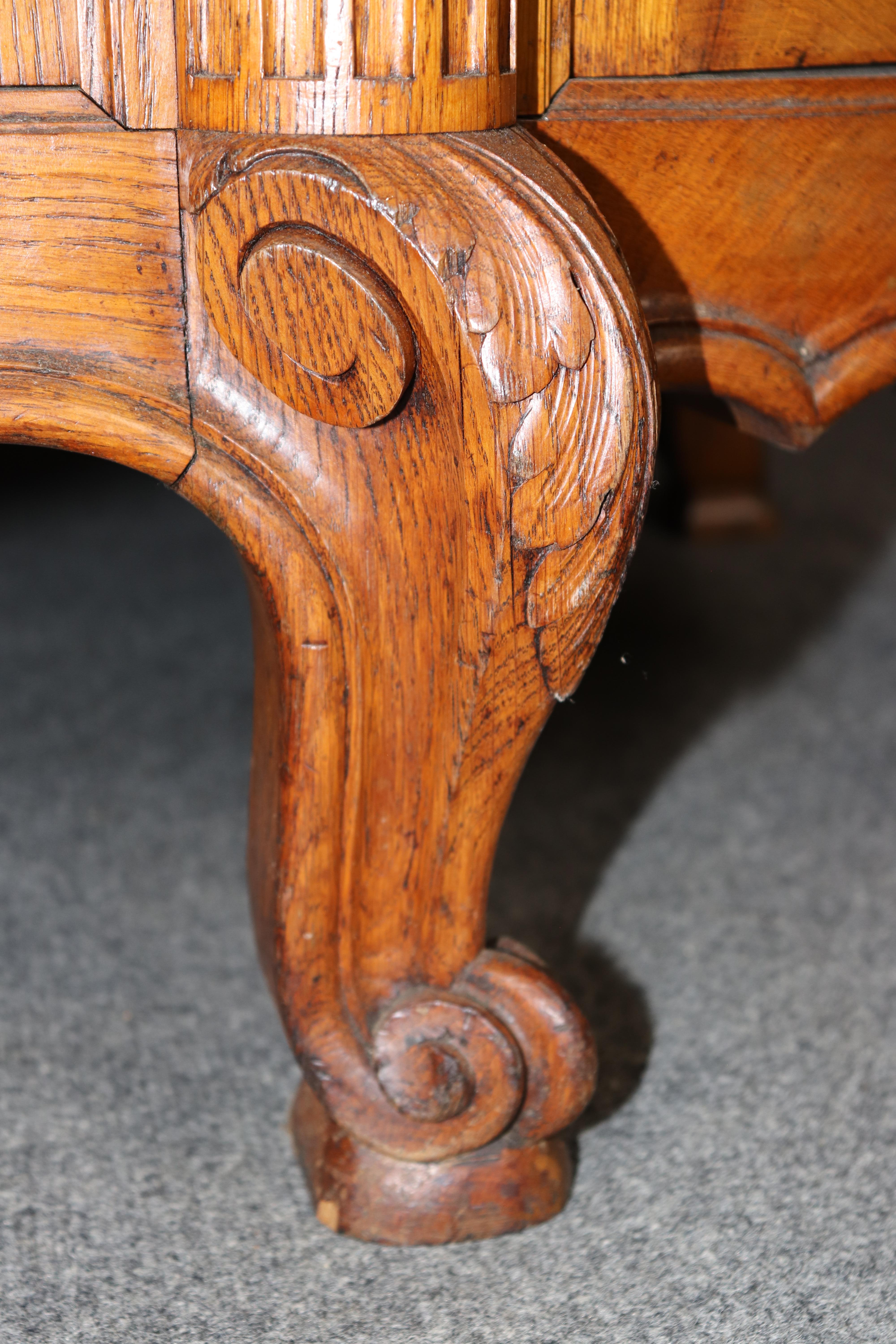 XX secolo Antique French Country Louis XV Style Credenza in quercia montata a bronzo di Oak Soubrier in vendita