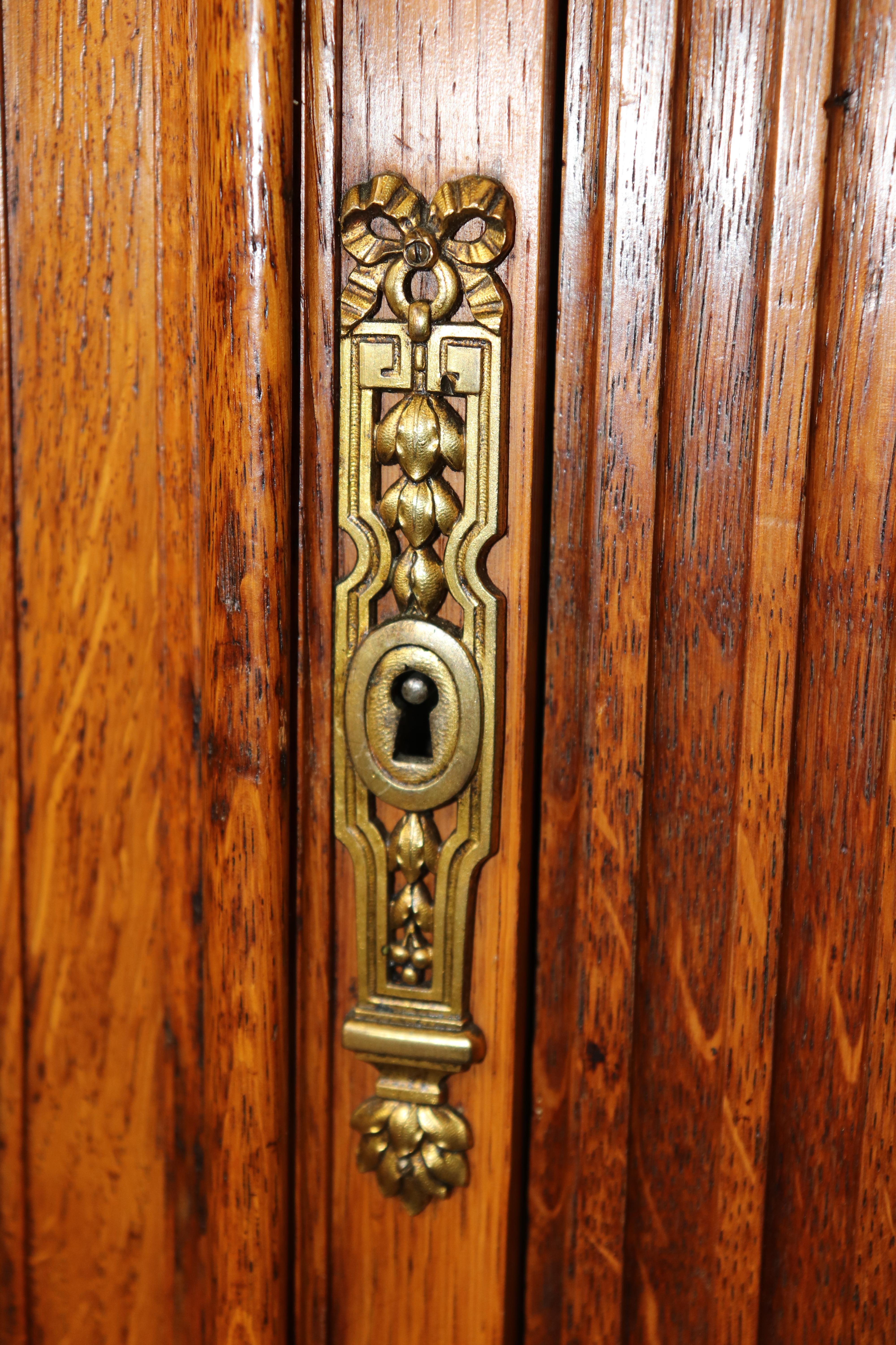 Bronzo Antique French Country Louis XV Style Credenza in quercia montata a bronzo di Oak Soubrier in vendita