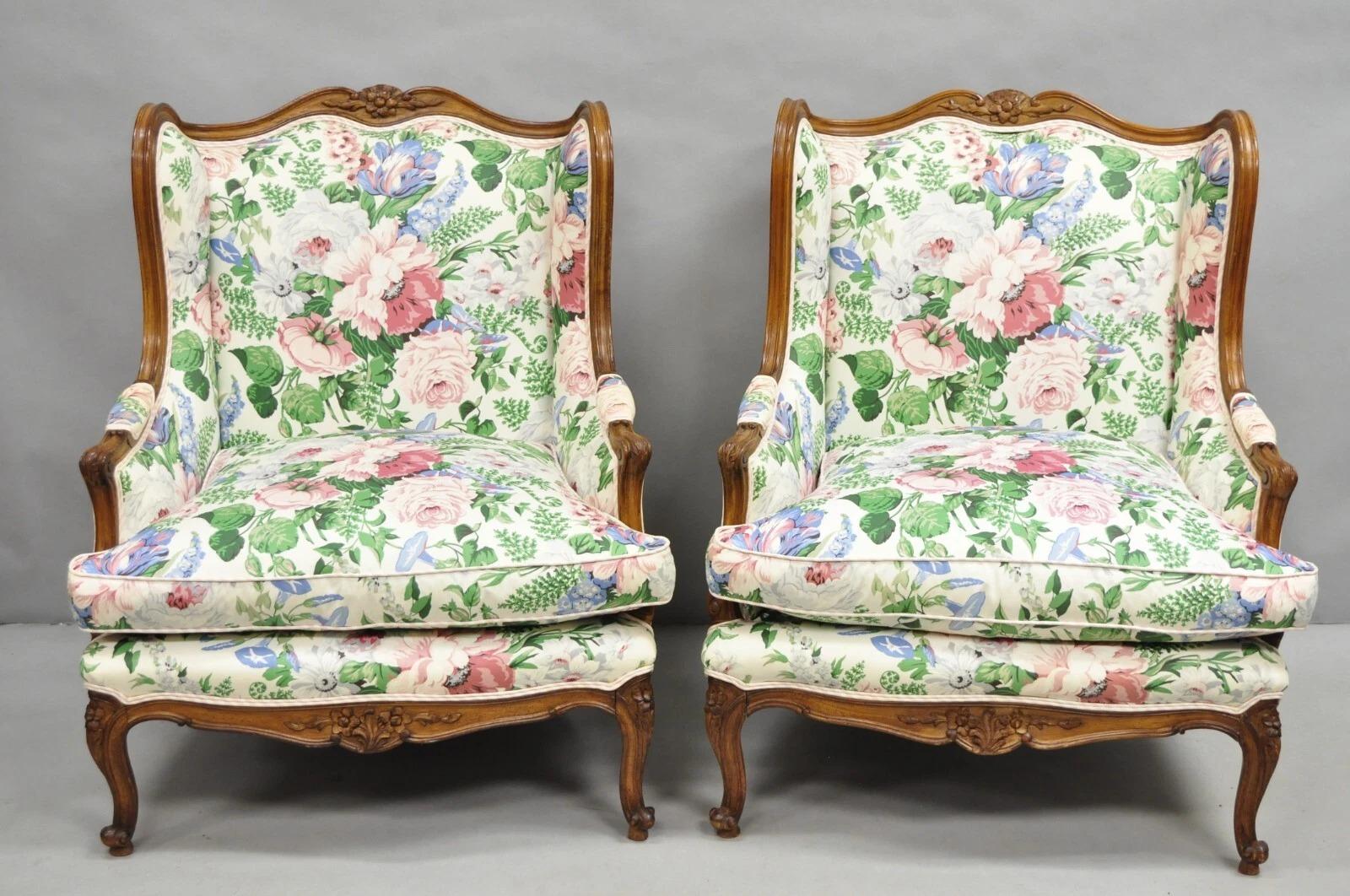 Luigi XV Antique French Country Louis XV Style Carved Walnut Bergere Wingback Chairs Pairée in vendita