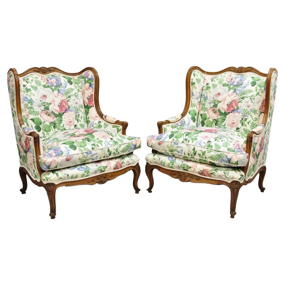Antique French Country Louis XV Stil geschnitzt Nussbaum Bergere Wingback Stühle Pair