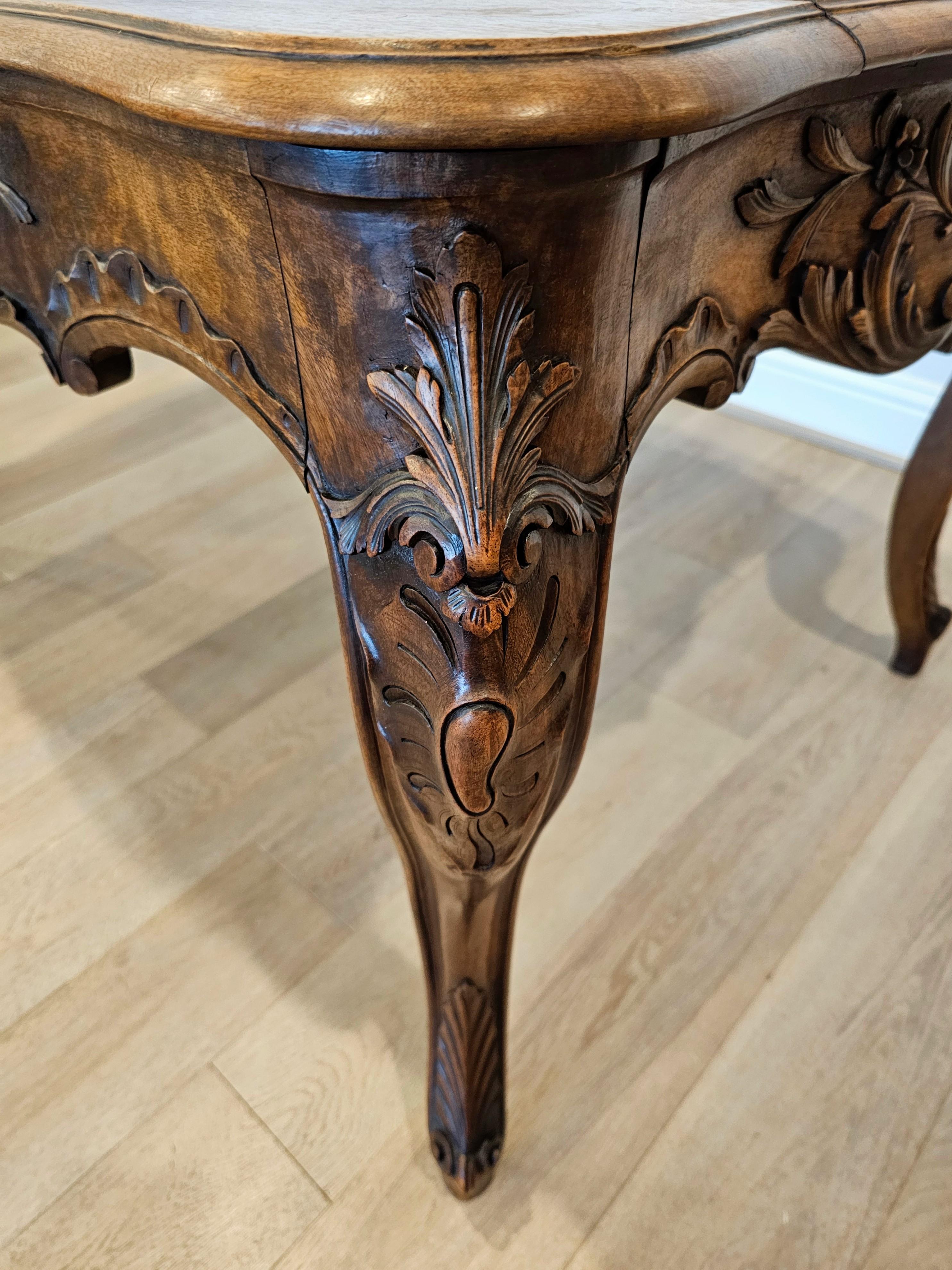 Antique French Country Tavolo da centro in noce intagliato in stile Luigi XV in vendita 11