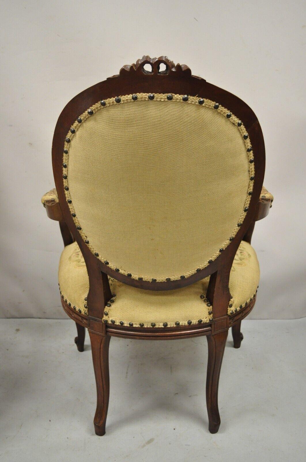 Antike französische, viktorianische, geblümte Wandteppich-Sessel im Landhausstil, ein Paar im Angebot 4