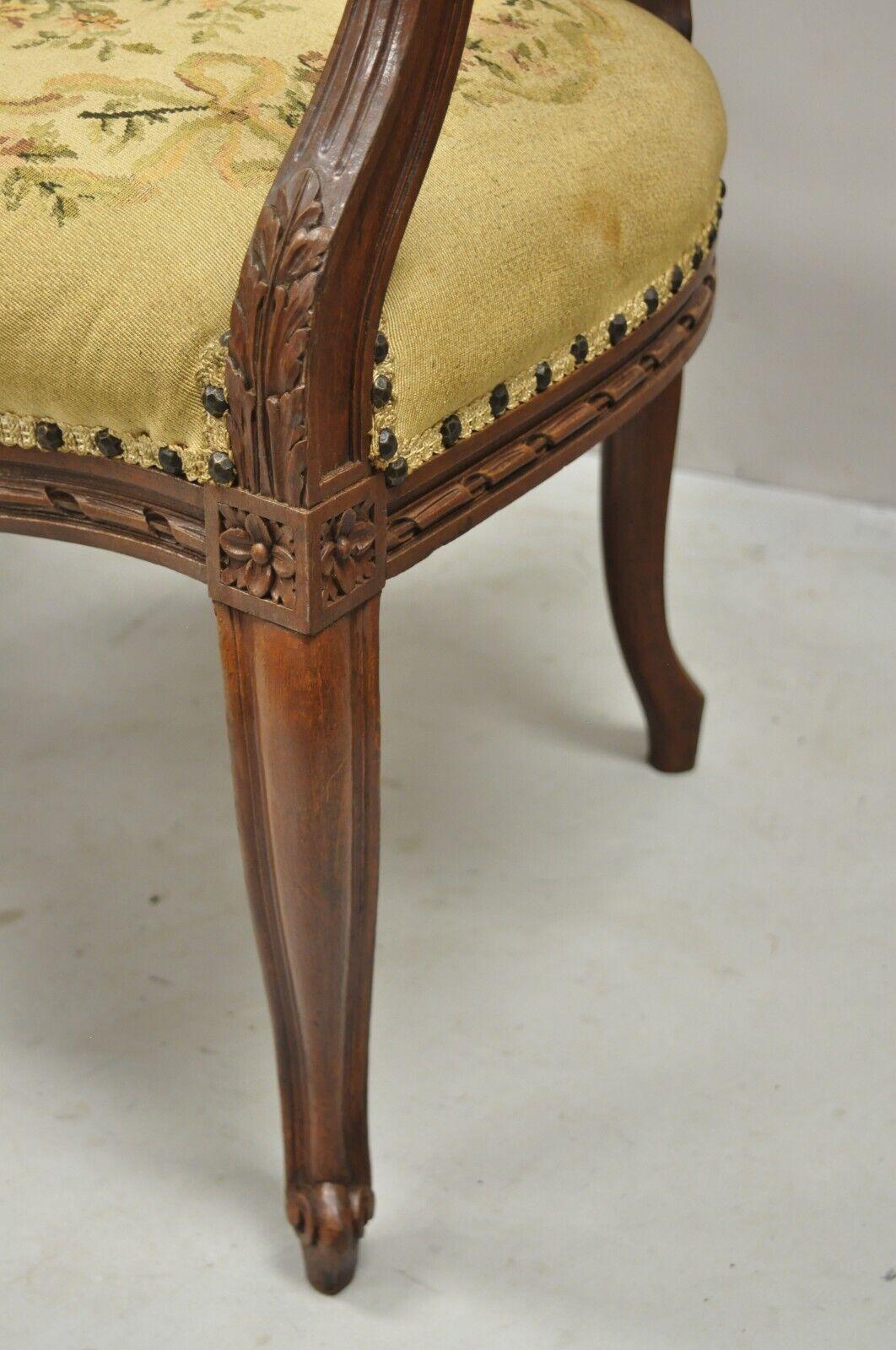 Paire de fauteuils anciens de campagne française Louis XV victoriens en tapisserie florale en vente 6