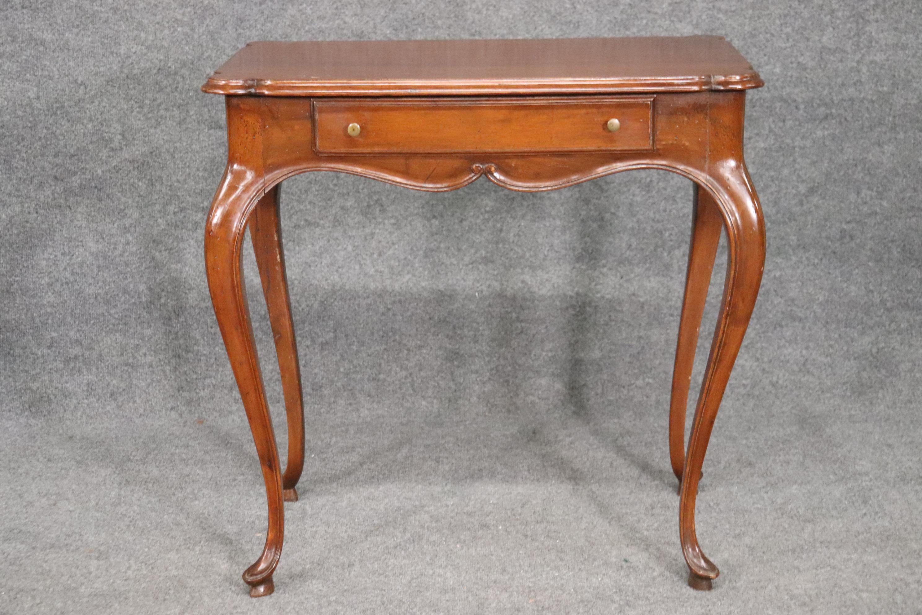 Antiker französischer Louis-XV-Schreibtischtisch aus Nussbaumholz im Landhausstil, um 1920 (Louis XV.) im Angebot