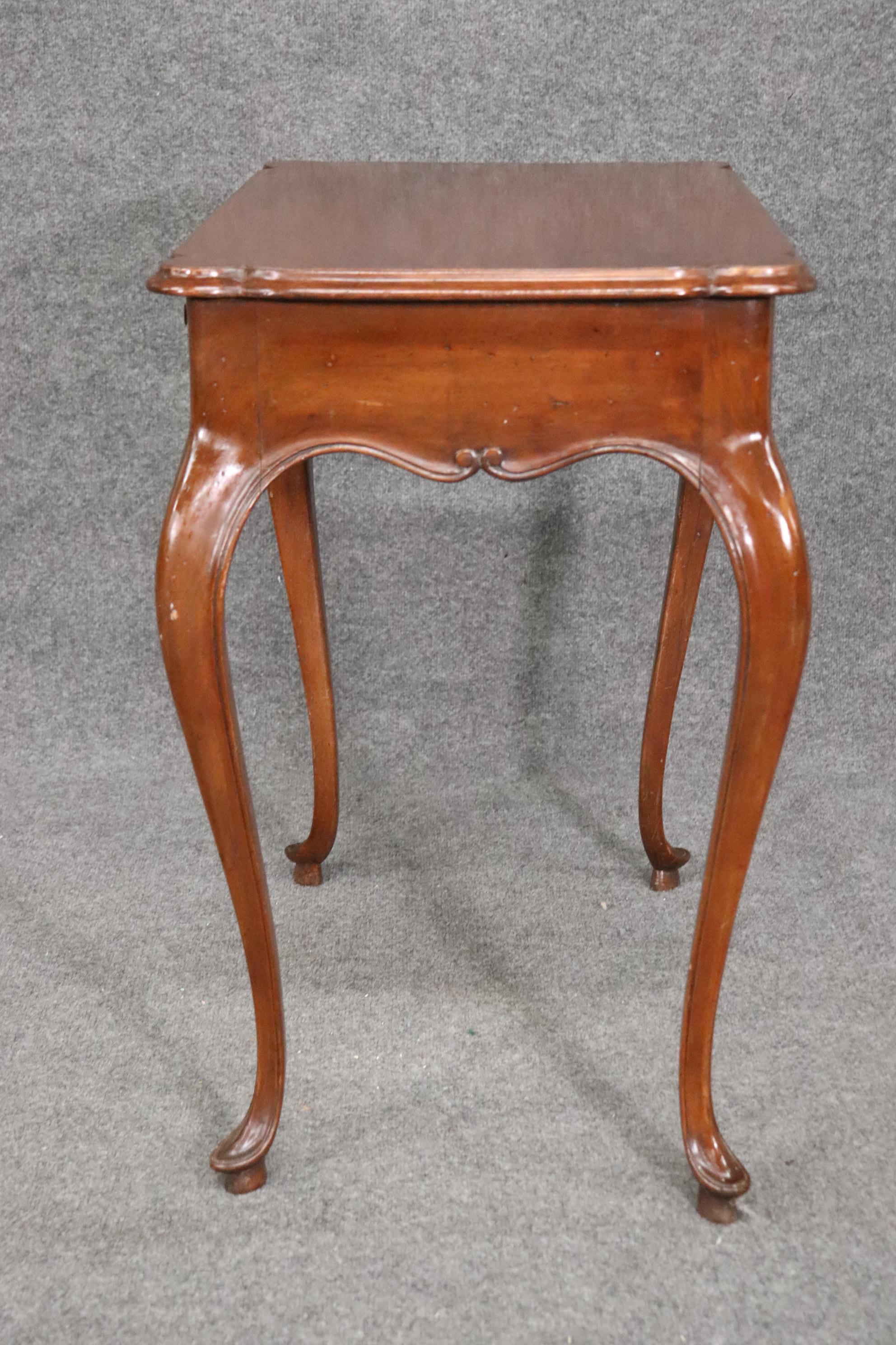 Antique French Country Louis XV Walnut Writing Desk Table, Circa 1920 In Good Condition For Sale In Swedesboro, NJ