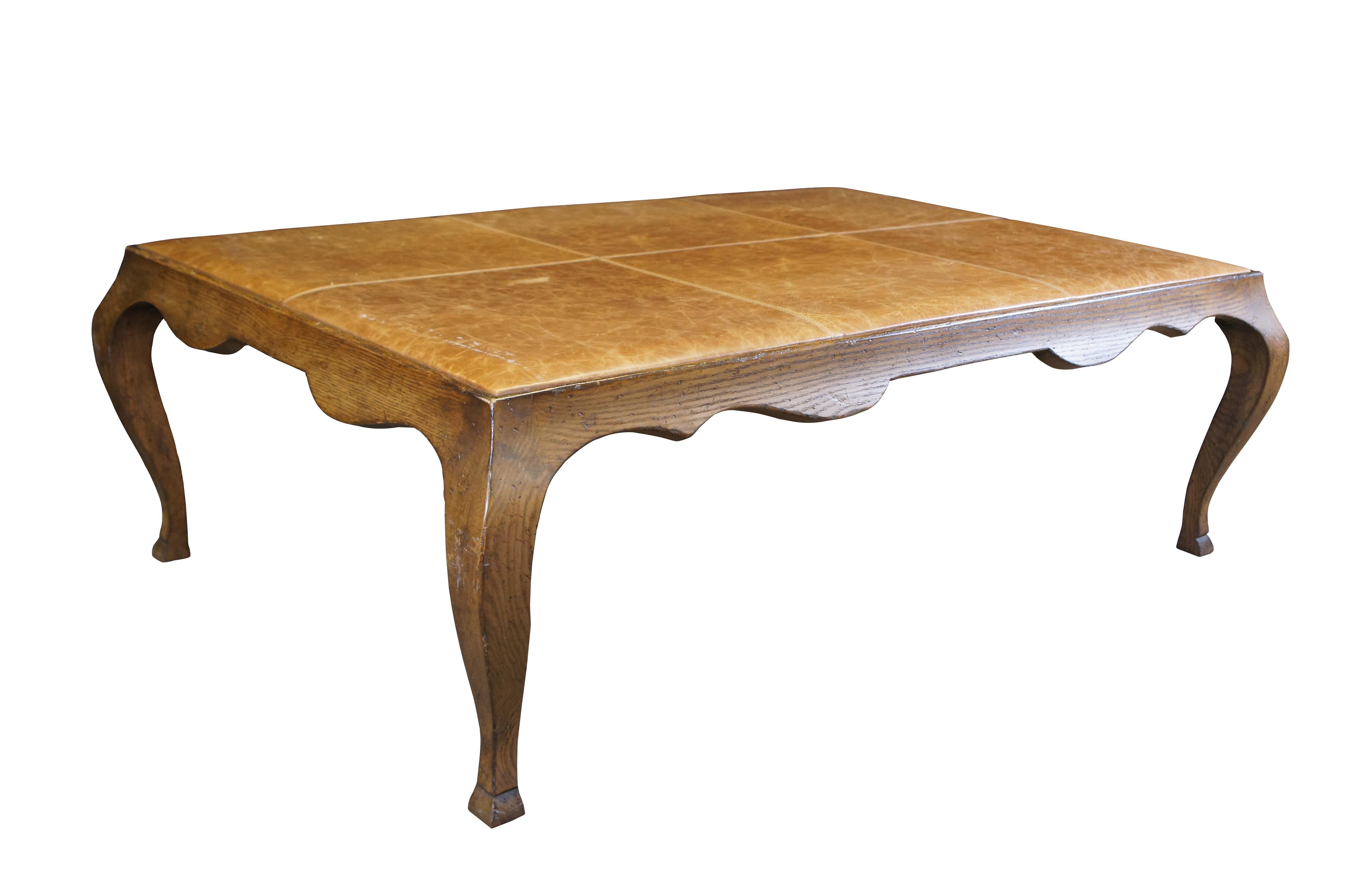 Impresionante mesa de centro o de cóctel, taburete o puf francés de principios del siglo XX.  De roble, con forma rectangular y tapa de cuero, faldón serpenteante y patas cabriolé.  

Dimensiones:
38.5