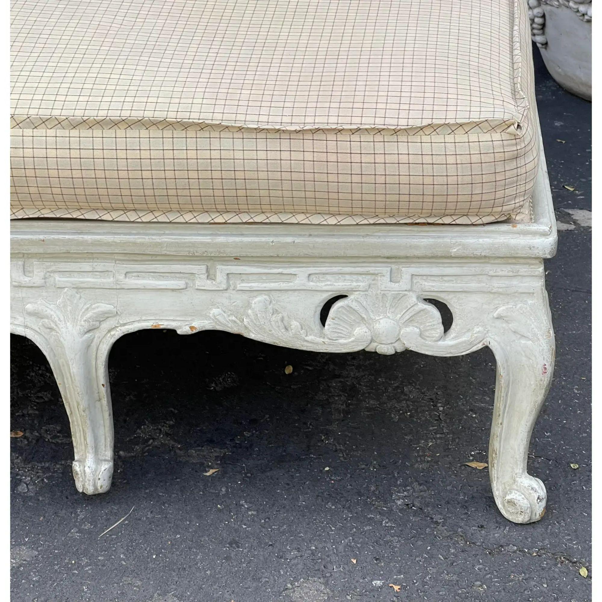 Bois Banc décoré de peinture paysanne française ancienne avec coussin rempli de duvet en vente