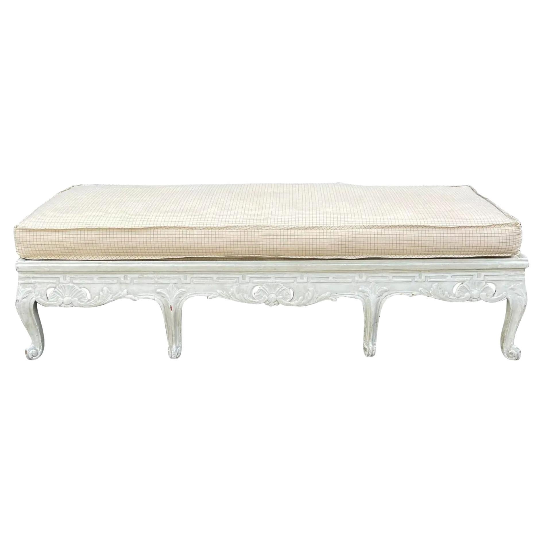 Banc décoré de peinture paysanne française ancienne avec coussin rempli de duvet en vente