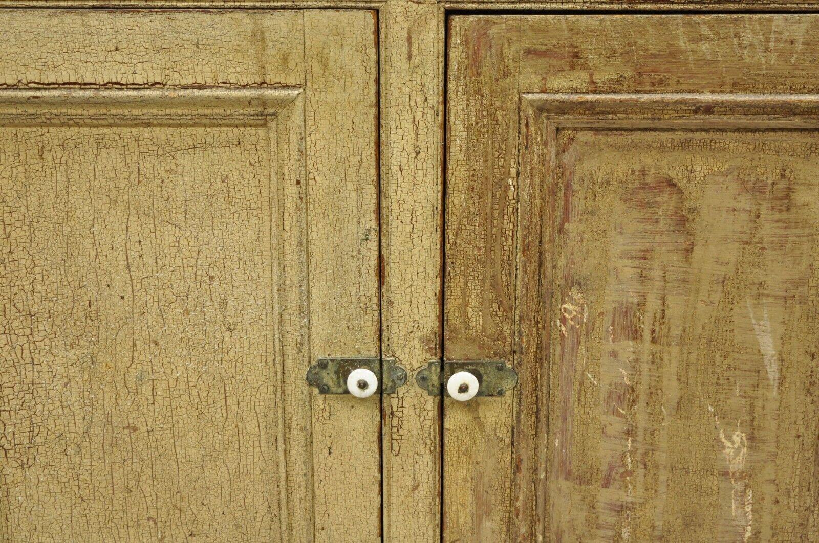 Ancienne armoire de rangement de style primitif français beige vieilli peinte en vente 6