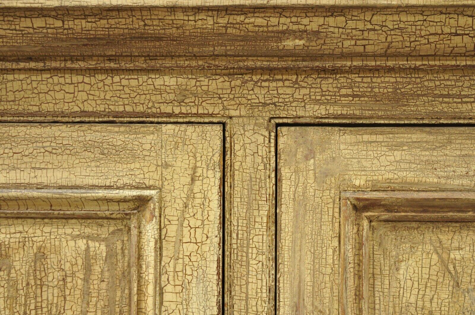 Primitif Ancienne armoire de rangement de style primitif français beige vieilli peinte en vente